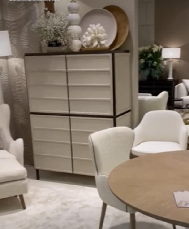 XXI secolo e contemporaneo Armadio a quattro ante personalizzabile in legno di Oak Wood con finitura sbiancata e con retroscena in Fabrice in vendita