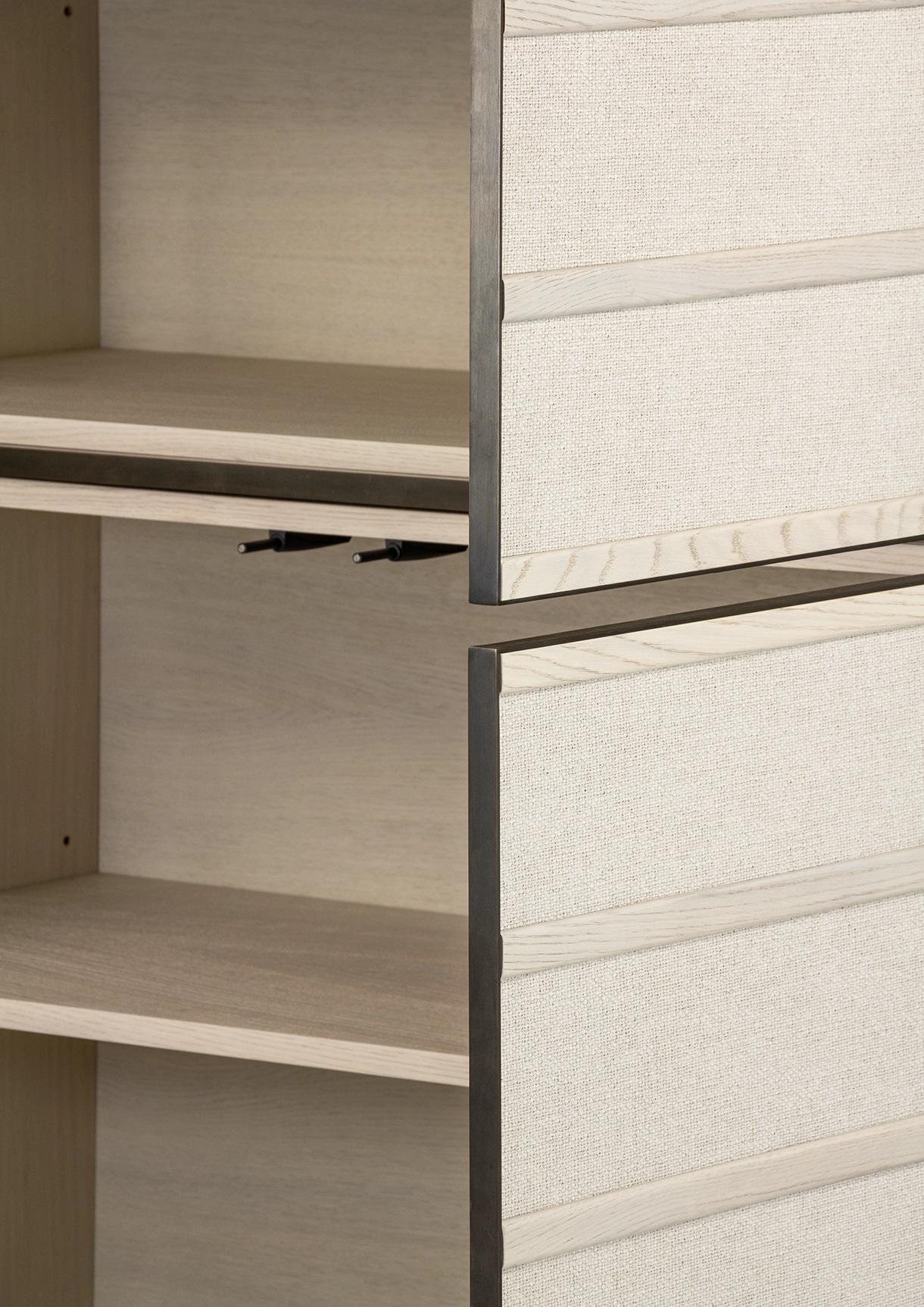 Metallo Armadio a quattro ante personalizzabile in legno di Oak Wood con finitura sbiancata e con retroscena in Fabrice in vendita