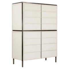 Meuble de rangement personnalisable à quatre portes en bois de chêne avec finition à chaux soutenue par un tissu