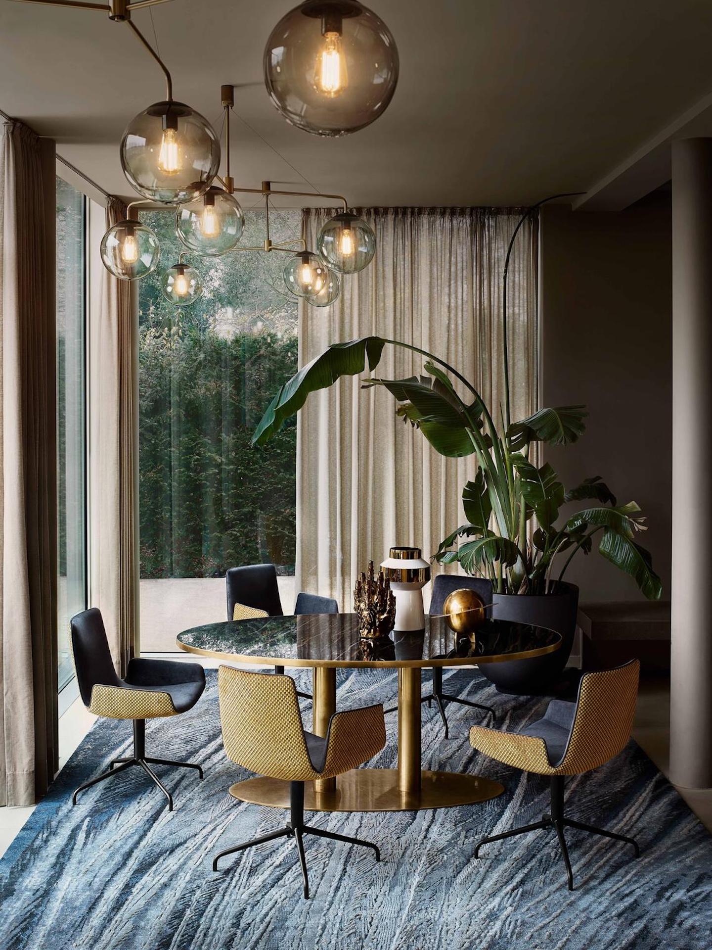 Klare Linien, unübertroffener Komfort
Amelie steht für zurückhaltendes, perfektes Design und ist dabei beeindruckend variabel.
Die Sitzschale ist vollständig mit wertvollen Stoffen oder elegantem Leder bezogen, während die Vorder- und Rückseite mit
