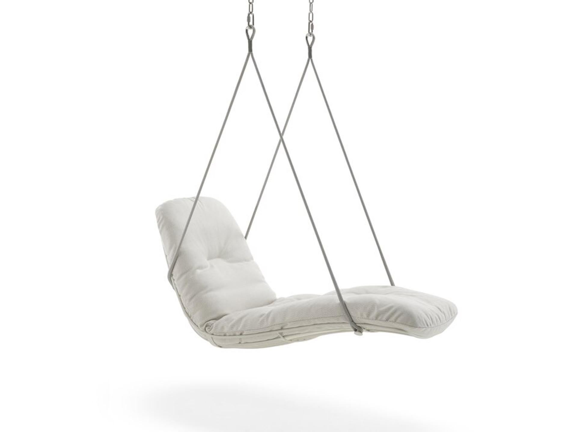 Indoor or outdoor
Two-point-suspension only from ceiling height 2200 mm (with suspension chain 2 times), 2 pcs. mounting rope black
or silver Ø 14 mm, 2 pcs. ceiling suspension for ceiling heights up to 2200 mm/ floor distance in advice 350 mm;

The