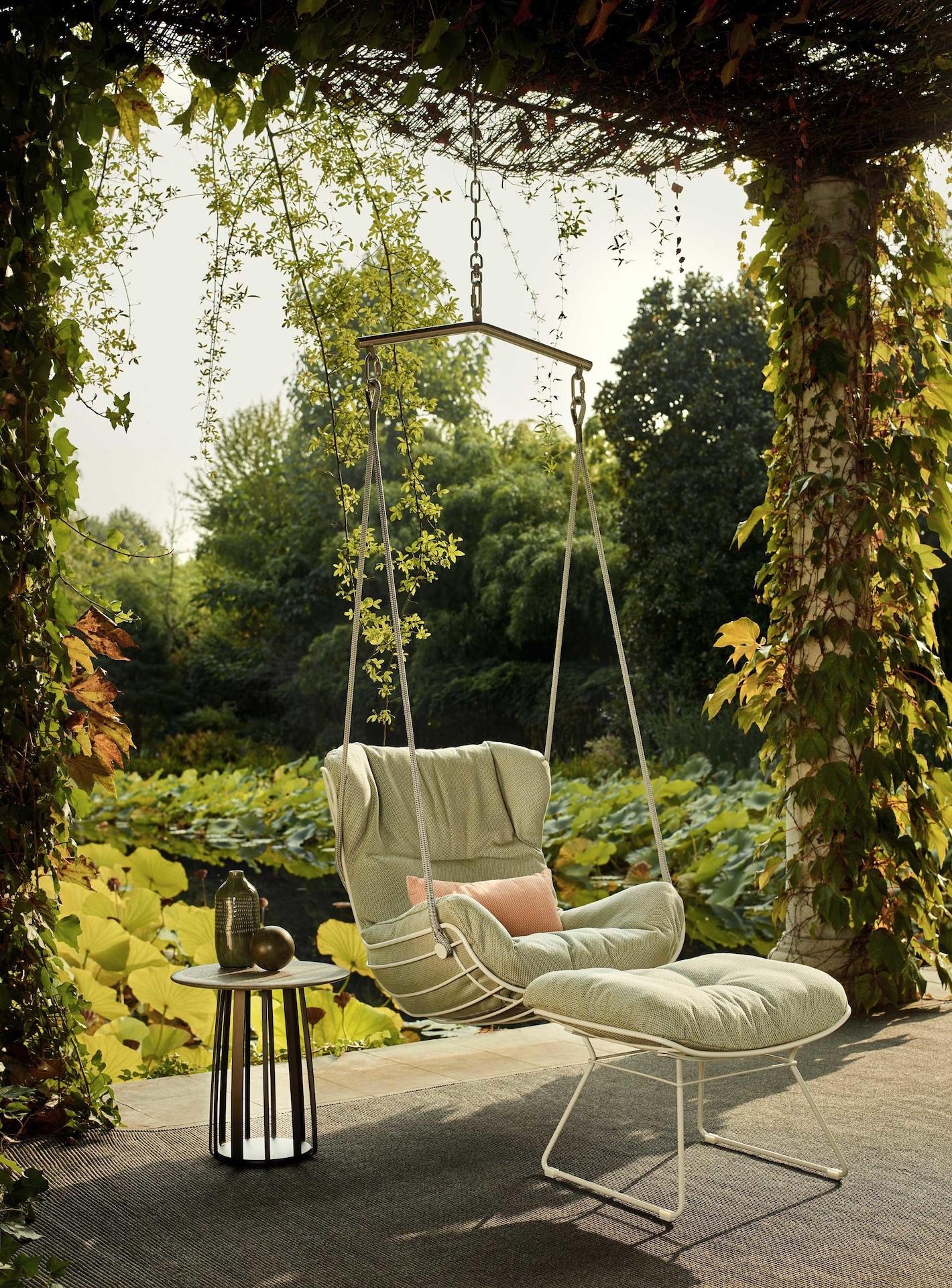 Upholstery Customizable Freifrau Leyasol Sun Lounger Swing by Hoffmann Kahleyss Design For Sale