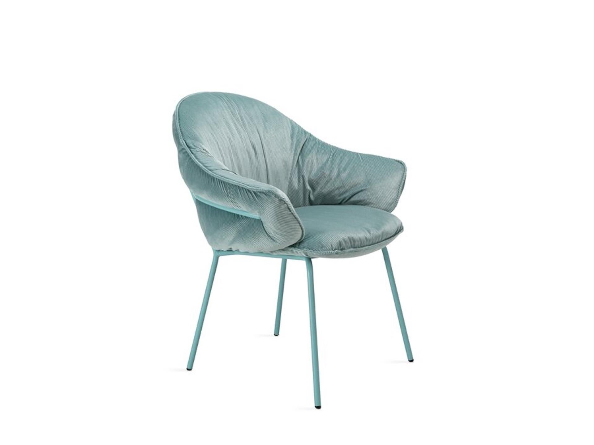 he latest model by Hoffmann Kahleyss Design for Freifrau Manufaktur is more than just a chair: it‘s a statement!
When you sit down on the Marie chair, you’ve arrived – arrived in the here and now. The casually crumpled upholstery of its seating