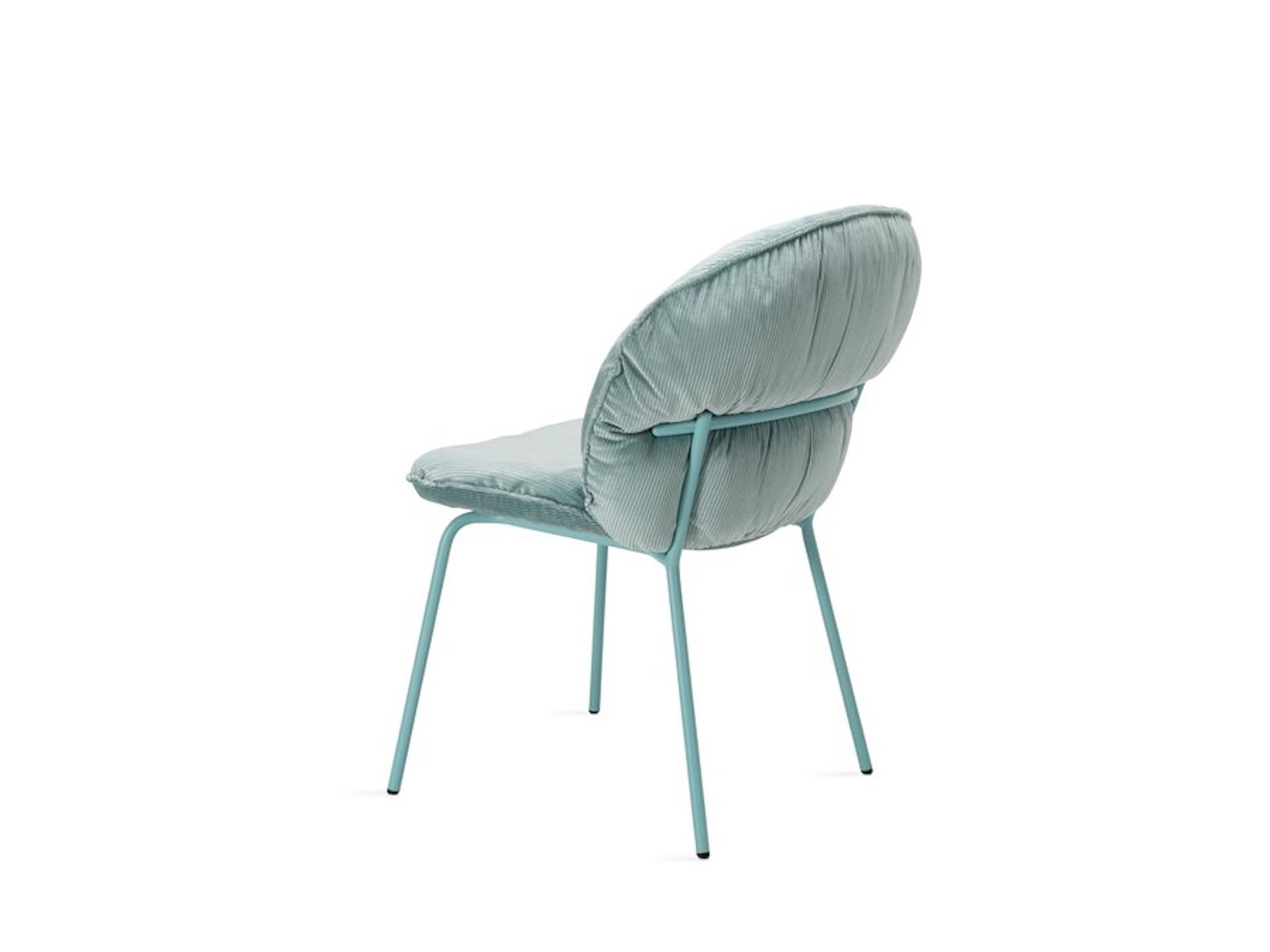 he latest model by Hoffmann Kahleyss Design for Freifrau Manufaktur is more than just a chair: it‘s a statement!
When you sit down on the Marie chair, you’ve arrived – arrived in the here and now. The casually crumpled upholstery of its seating