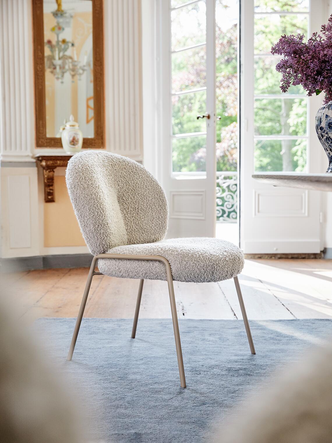 Price listed for starting fabric.
Relevant data for ordering: cover (quality and colour),
frame (colour), chairglider (felt or plastic)
Nana Armchair
As if floating on clouds
Design lines which are clear without being hard: Nana is the perfect