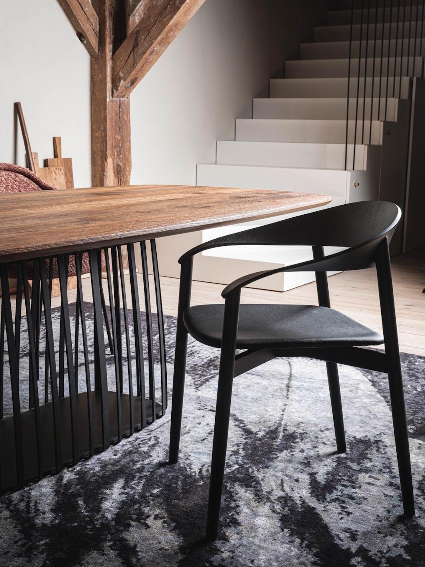 Precio indicado para tela de partida y nogal

1Claro y dinámico
Diseño de líneas rectas, reducido a lo esencial: una silla de madera maciza que ofrece más comodidad de la que crees.
Con Stella, el hannoveriano Patrick Frey ha desarrollado muebles