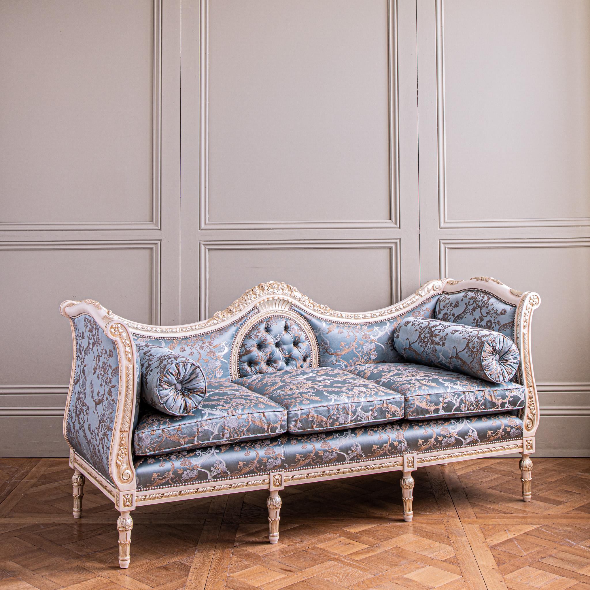 Anpassbares französisches Sofa/Sofa im Louis-XVI.-Stil, hergestellt von La Maison London (Louis XVI.) im Angebot