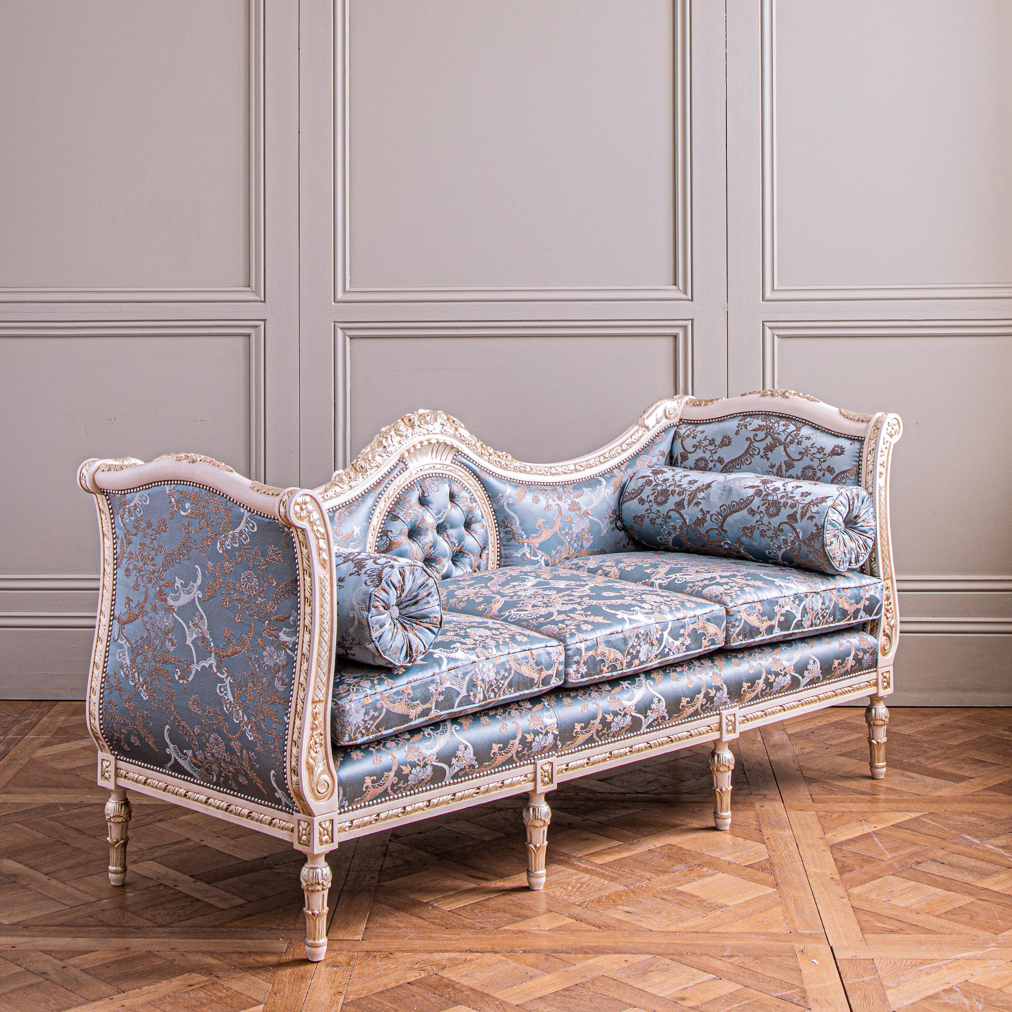Anpassbares französisches Sofa/Sofa im Louis-XVI.-Stil, hergestellt von La Maison London (Britisch) im Angebot