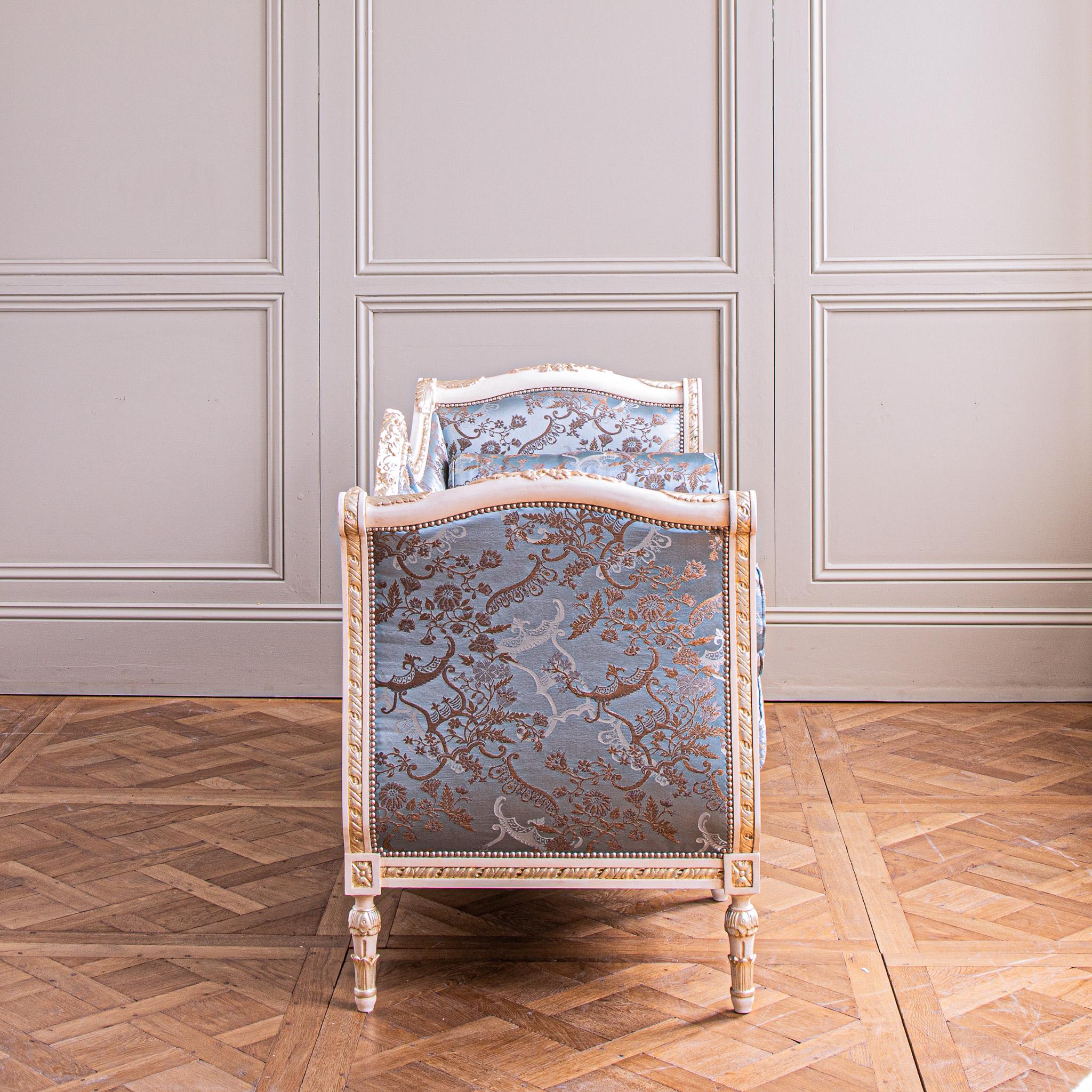 Anpassbares französisches Sofa/Sofa im Louis-XVI.-Stil, hergestellt von La Maison London (Handgeschnitzt) im Angebot