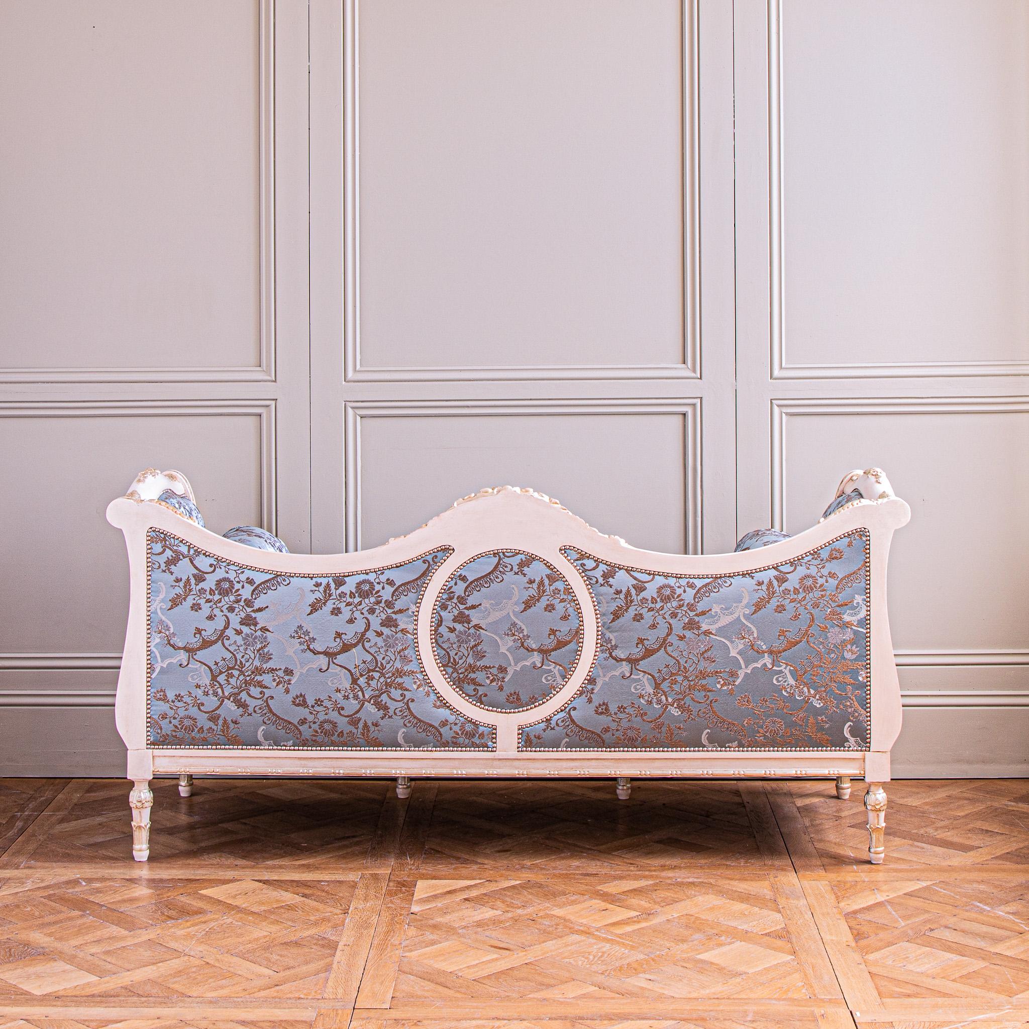 Anpassbares französisches Sofa/Sofa im Louis-XVI.-Stil, hergestellt von La Maison London (Holz) im Angebot