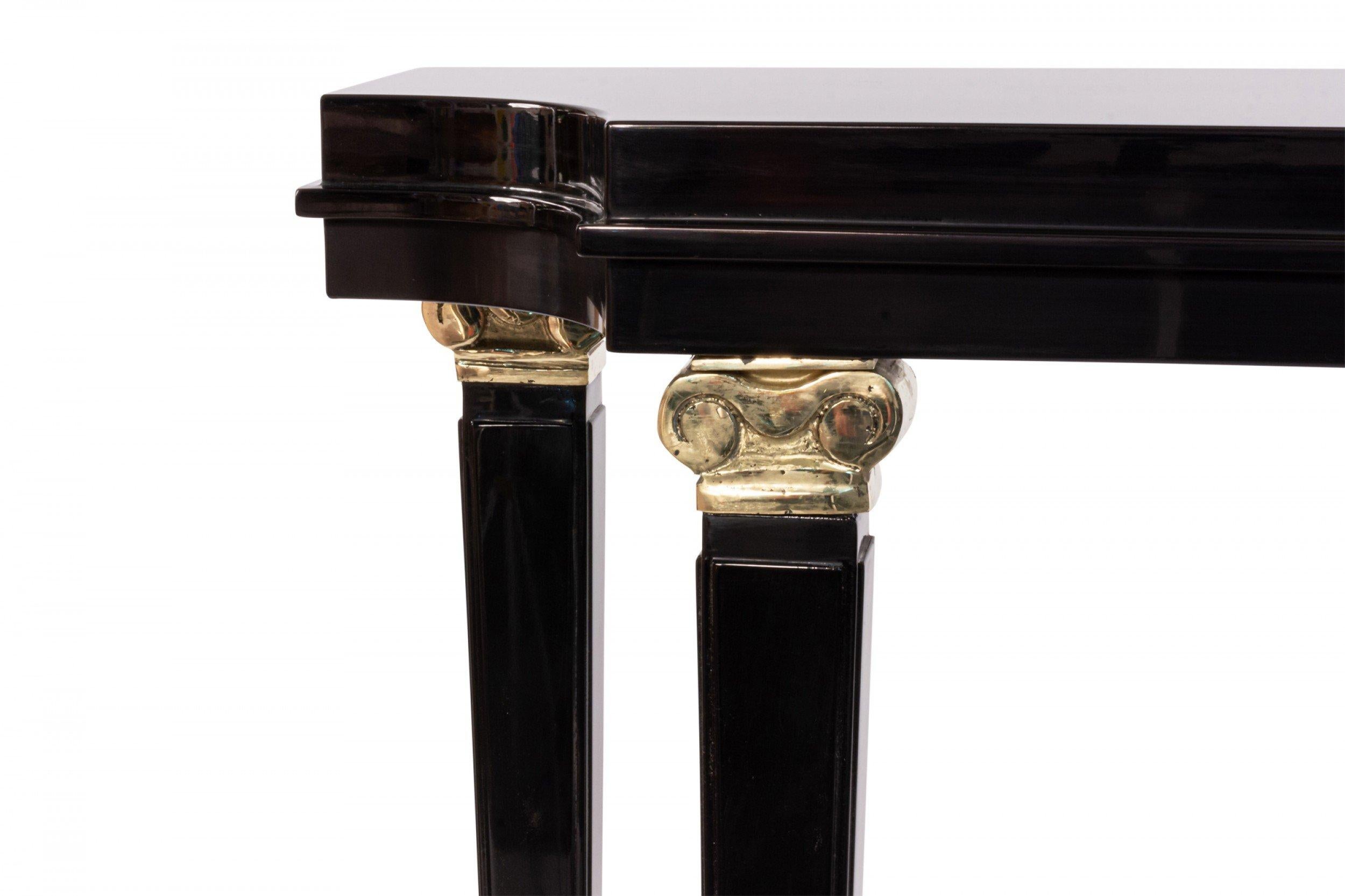 Consolle contemporanea francese di metà secolo, stile anni '40, con piano sagomato in lacca nera, ripiano e finiture in bronzo sulle gambe (su ordinazione, dimensioni e colori personalizzati).
     