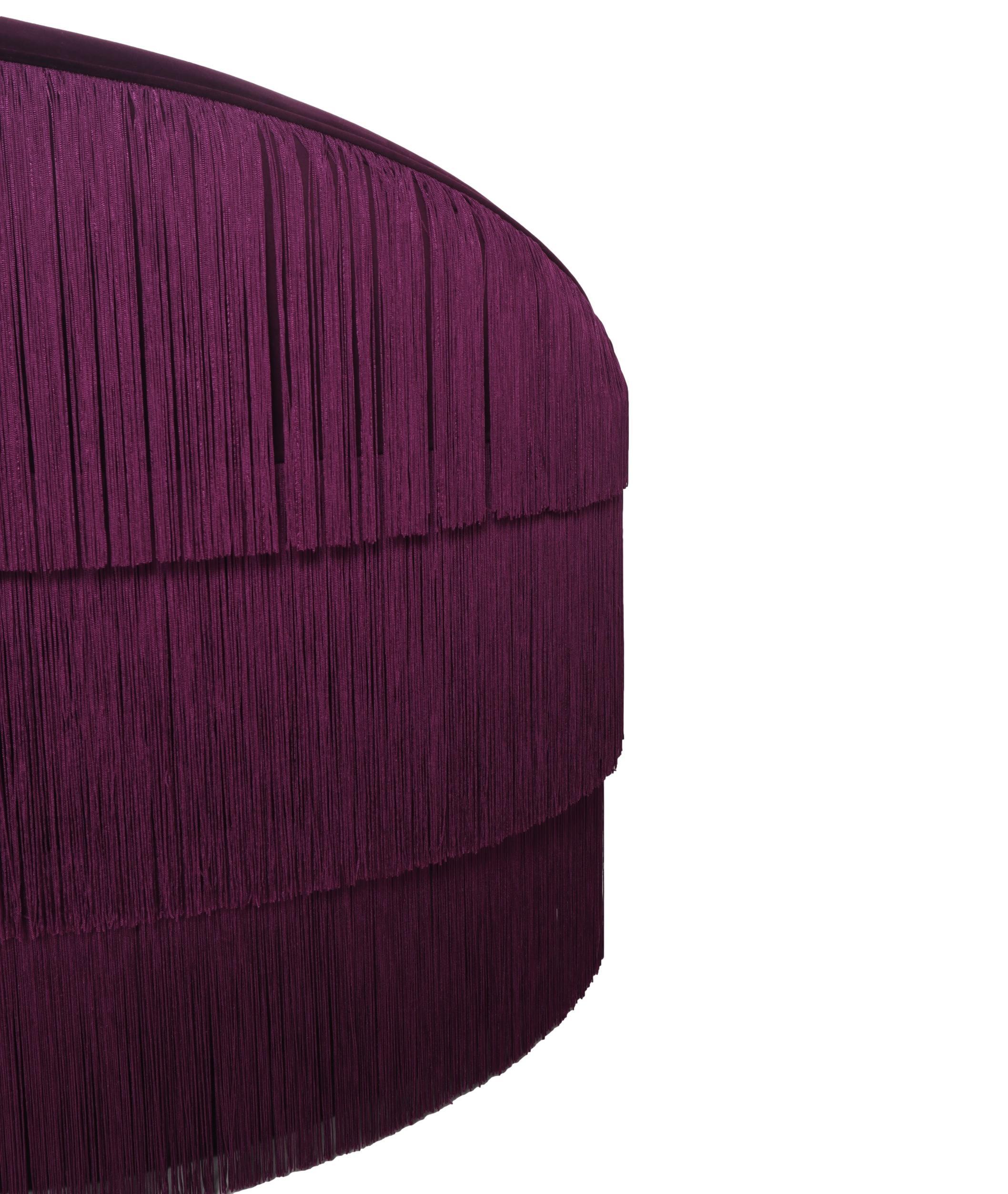 Anpassbare Fransen Loveseat von Munna in Mulberry Velvet im Zustand „Neu“ im Angebot in NEW YORK, NY