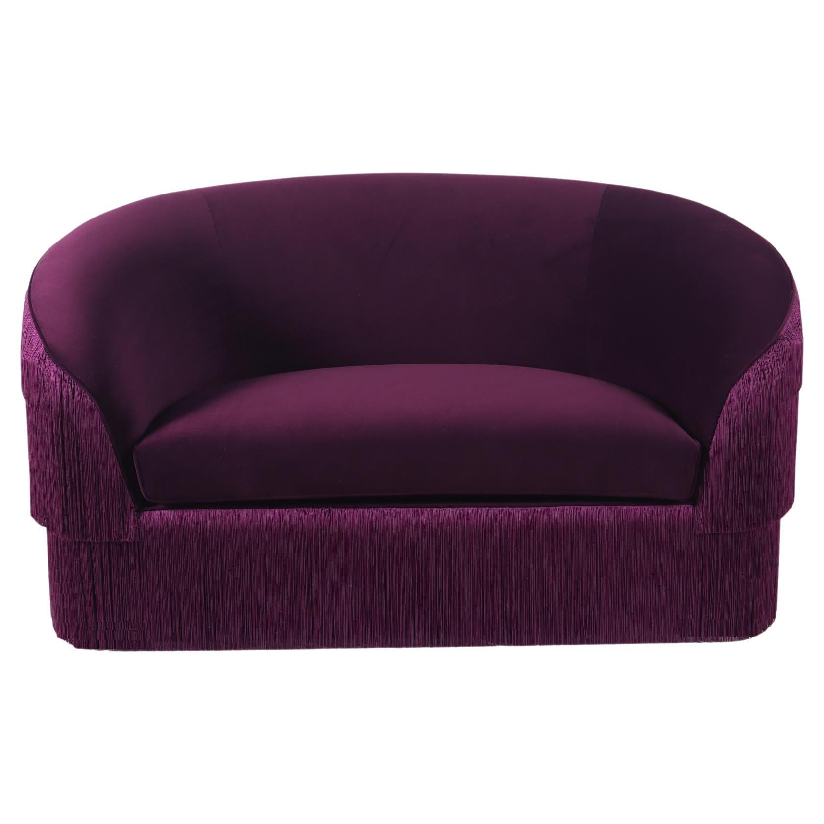 Anpassbare Fransen Loveseat von Munna in Mulberry Velvet im Angebot