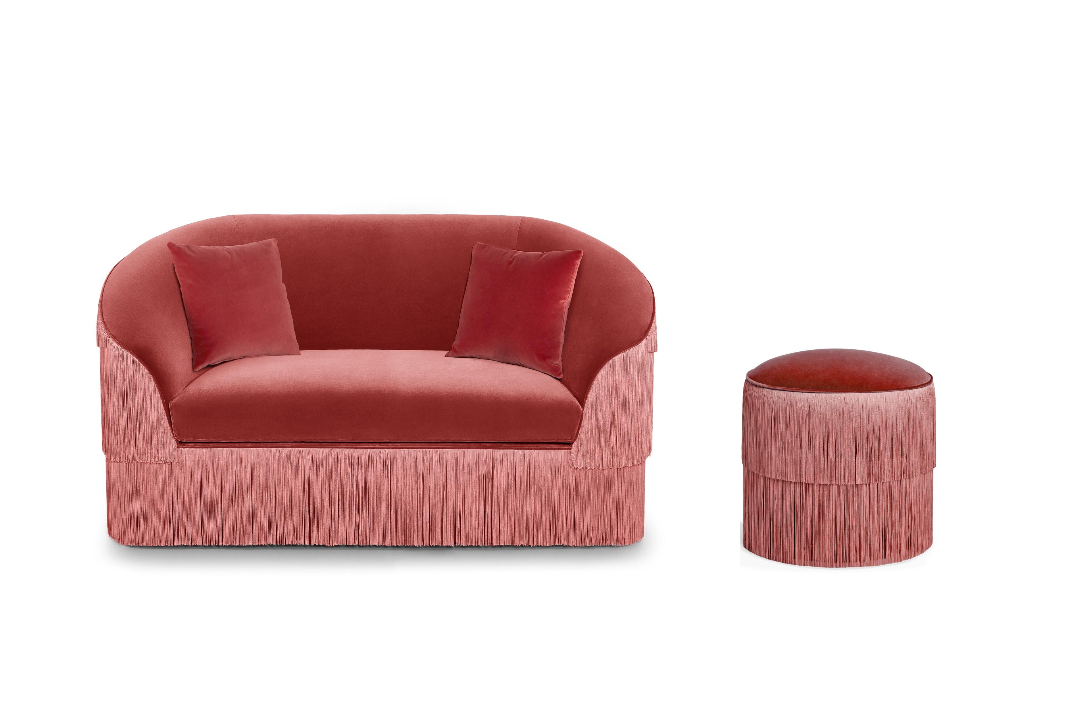 XXIe siècle et contemporain Loveseat par Munna en velours de coton moutarde à franges personnalisables en vente