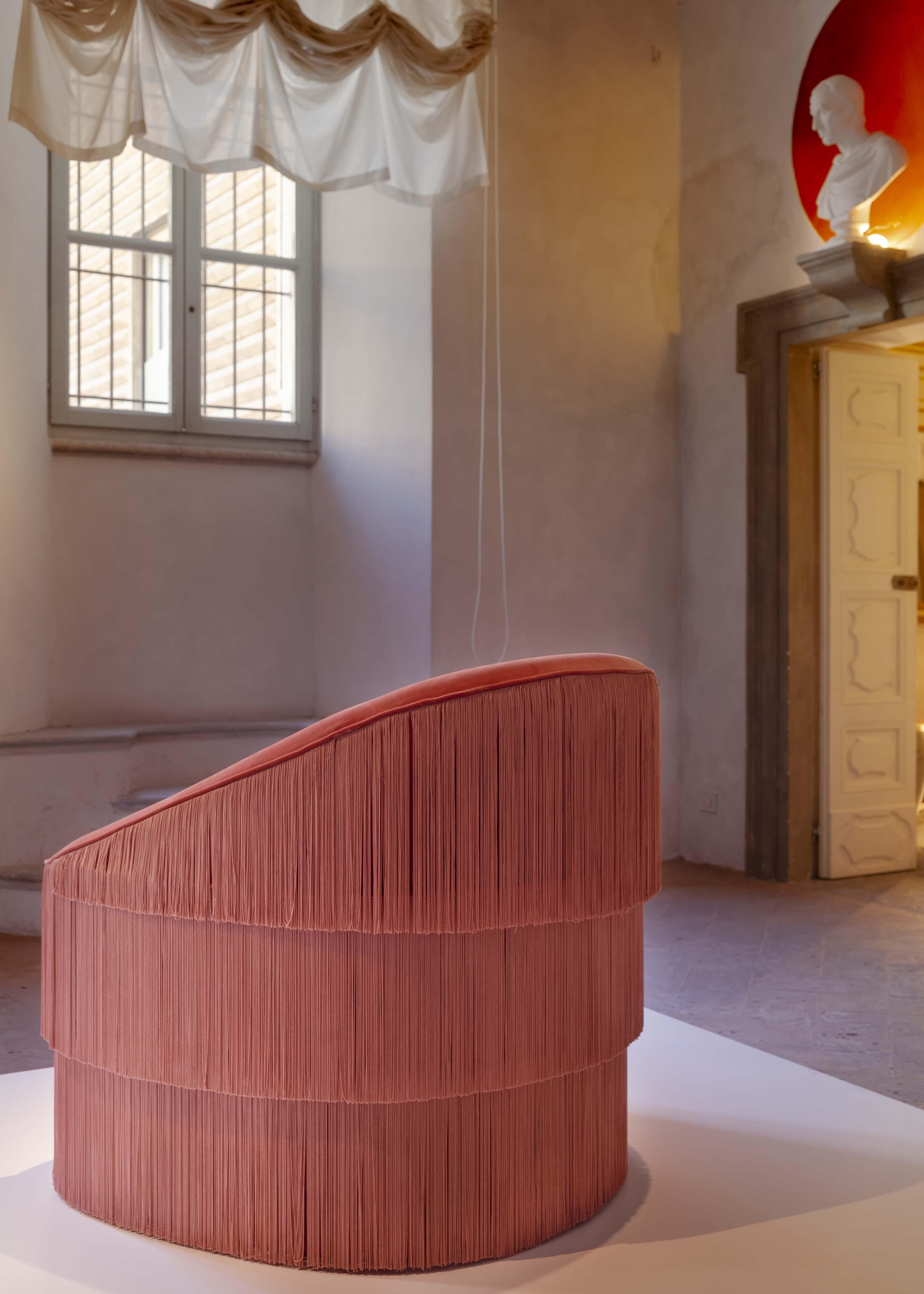 Loveseat par Munna en velours de coton moutarde à franges personnalisables en vente 1