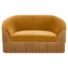 Anpassbarer Loveseat mit Fransen von Munna aus senffarbenem Baumwollsamt