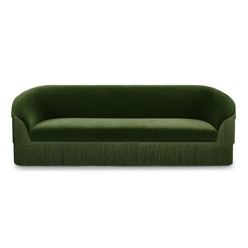 El sofá hecho a mano se inspira en el tema de moda de la firma, alborotando la escena e invitando a los invitados con su aire divertido y coqueto. Presenta tres capas de flecos que recorren la parte delantera y trasera del amplio asiento, sobre un