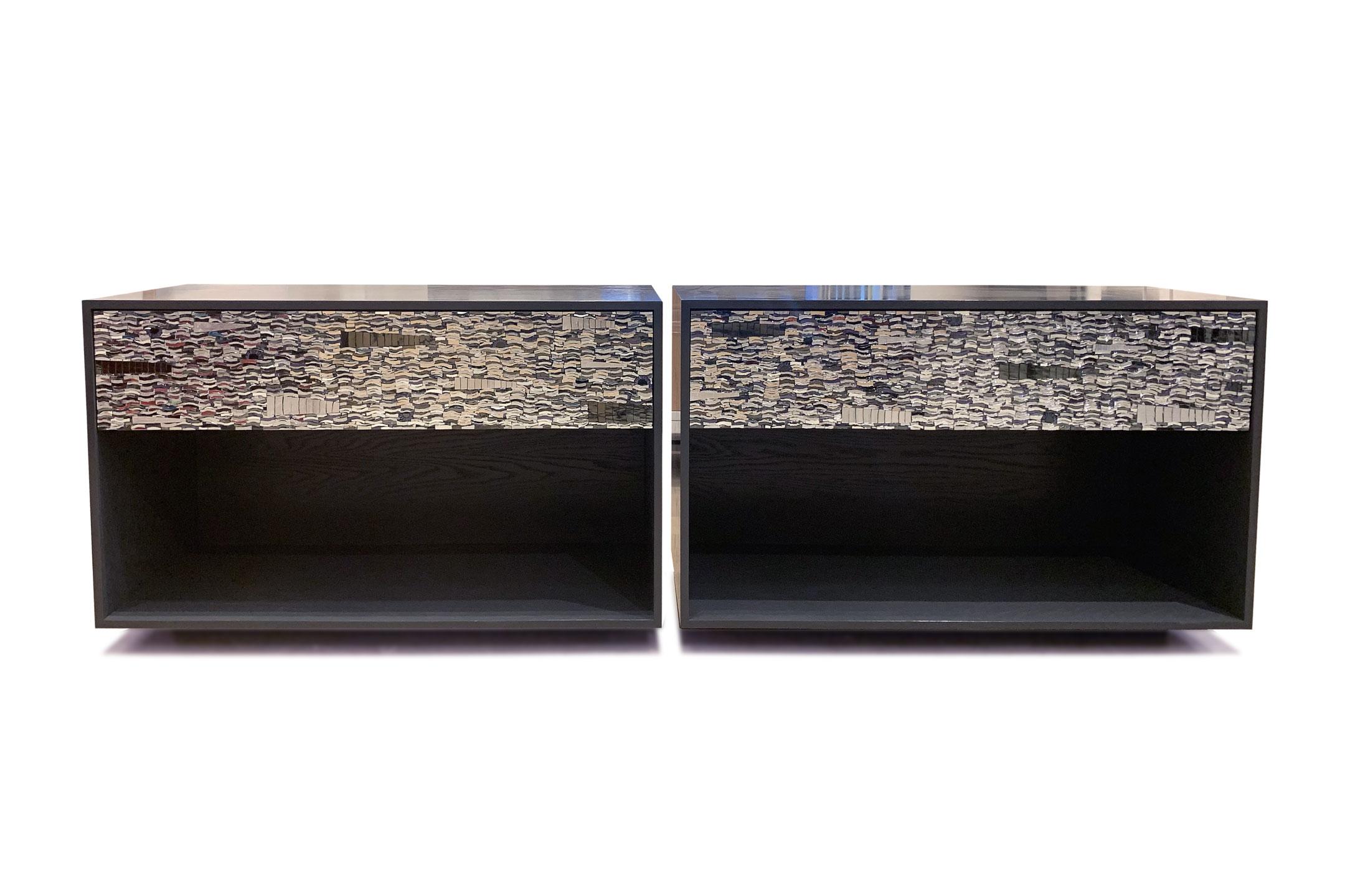 Die Plattform Ravenna Nachttisch von Ercole Home hat eine 2-Schublade Front, mit 2-3/8 