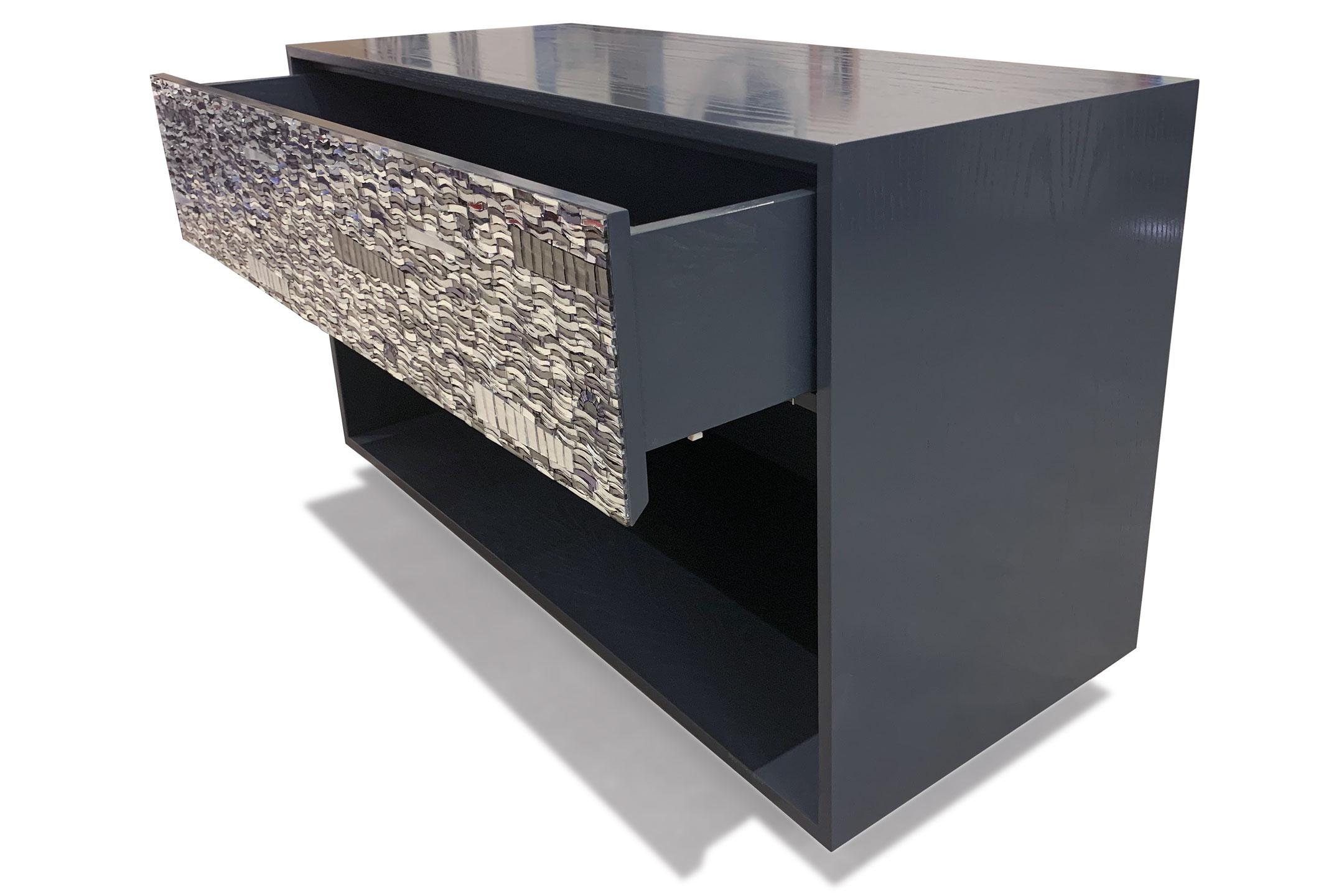 Moderner grau lackierter Ravenna-Glas-Nachttisch mit einer Schublade von Ercole Home (Handgefertigt) im Angebot