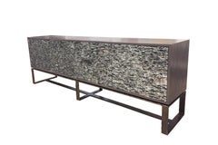 Armadio moderno a mosaico di vetro grigio Ravenna con base in metallo forgiato di Ercole Home