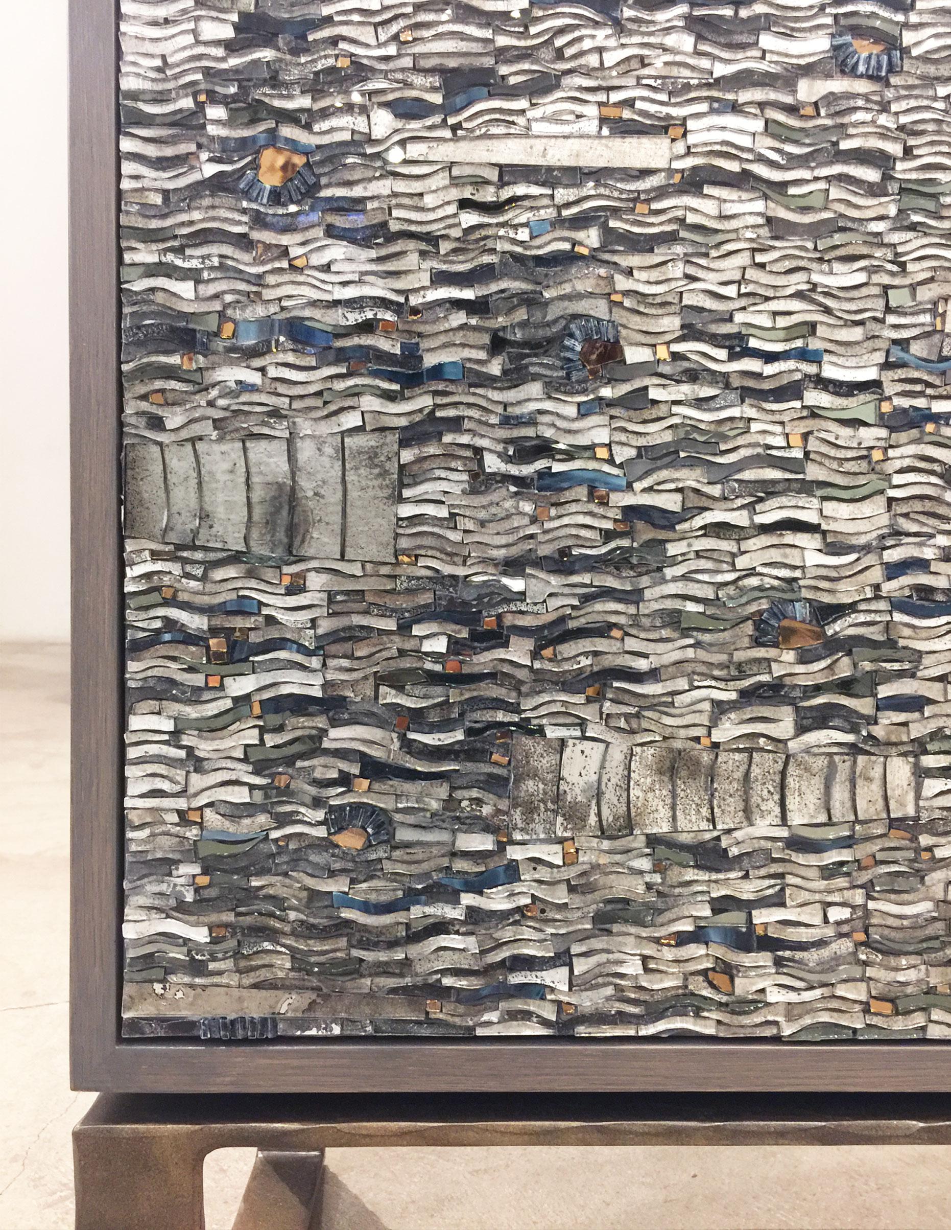 Moderner Schrank aus grauem Ravenna-Glas-Mosaik mit geschmiedetem Metallsockel von Ercole Home (amerikanisch) im Angebot