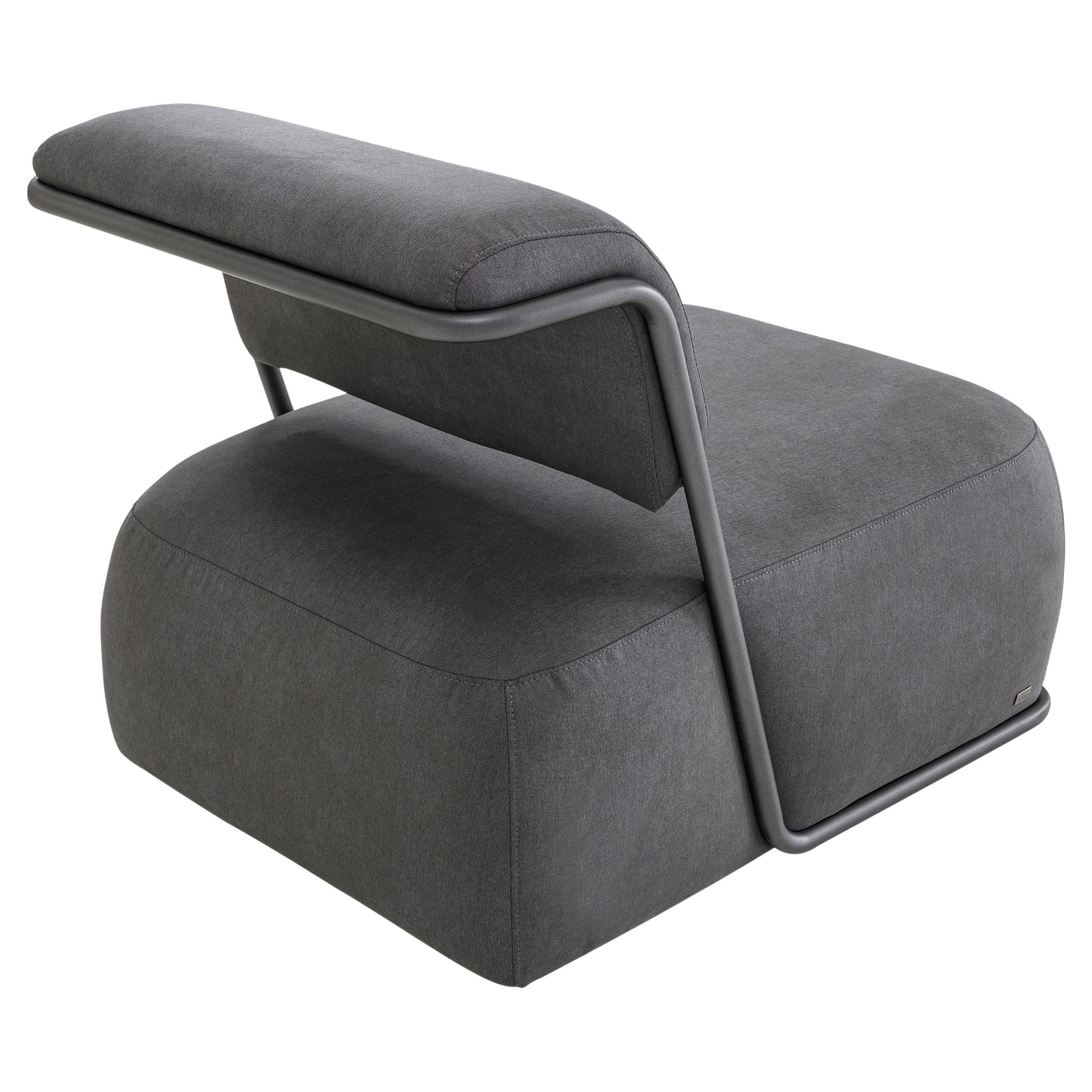Une chaise d'appoint audacieuse et sculpturale avec un cadre en métal fini graphite et un revêtement ferme gris anthracite, la chaise Mono offre une présence imposante mais épurée. *Veuillez vérifier la disponibilité avant l'achat.

Rembourré en