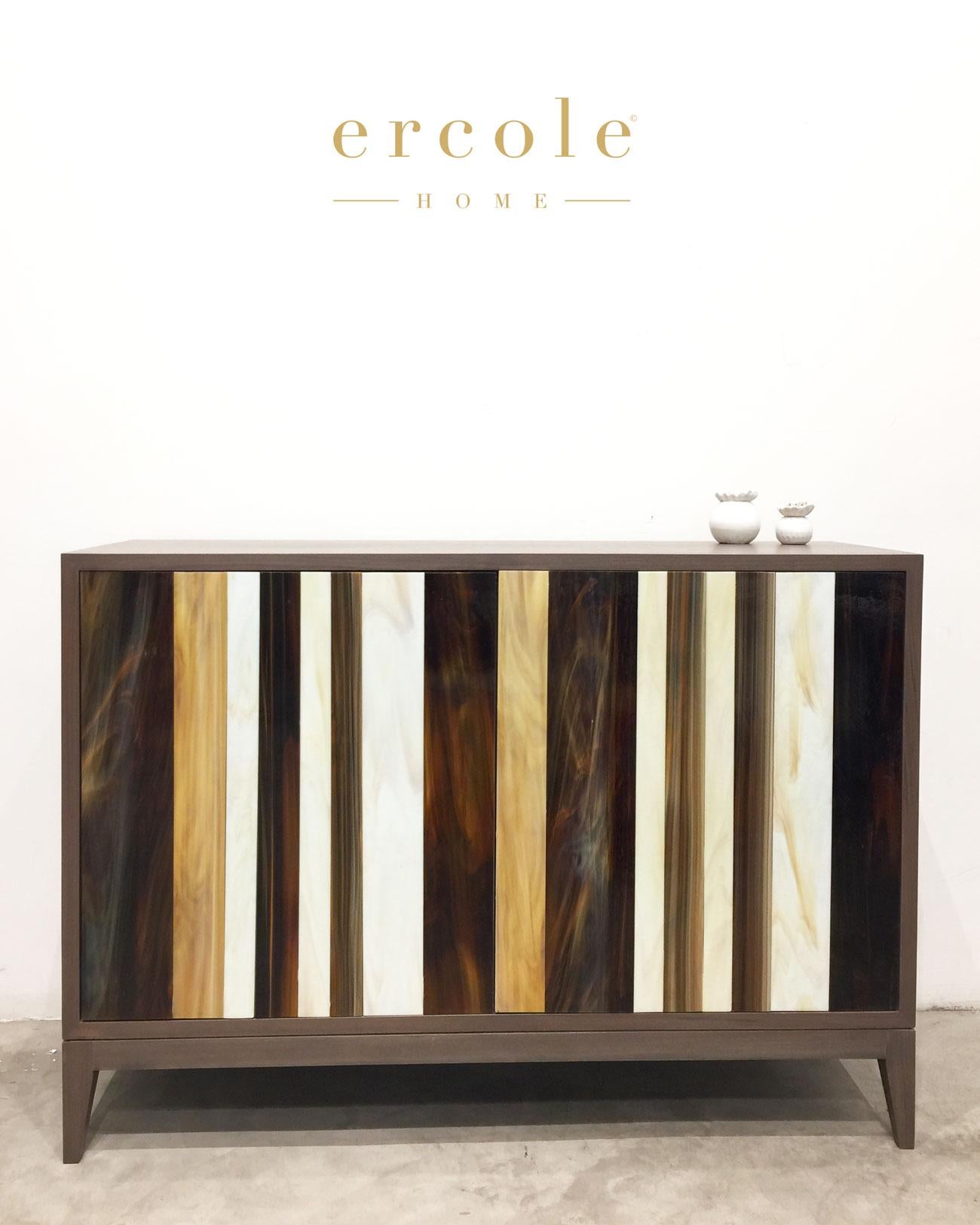 Modernes Mosaik-Buffet aus grauem Nussbaumholz mit braunem / elfenbeinfarbenem Glas von Ercole Home (Handgefertigt) im Angebot