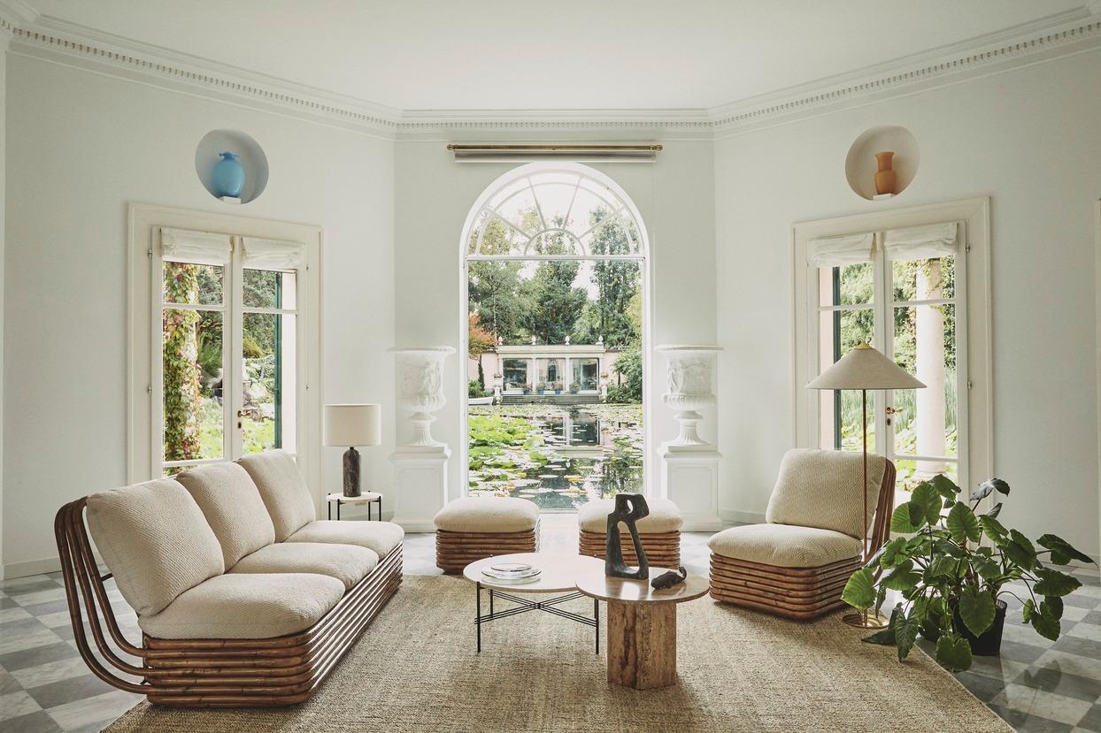 Die Bohemian 72 Collection besteht aus einem Loungesessel, einem Dreisitzer-Sofa, einer Ottomane und einer Stehlampe - allesamt aus Rattan gefertigt - und verkörpert Crespis langjähriges Ziel, Möbel zu schaffen, die Innen- und Außenbereich nahtlos