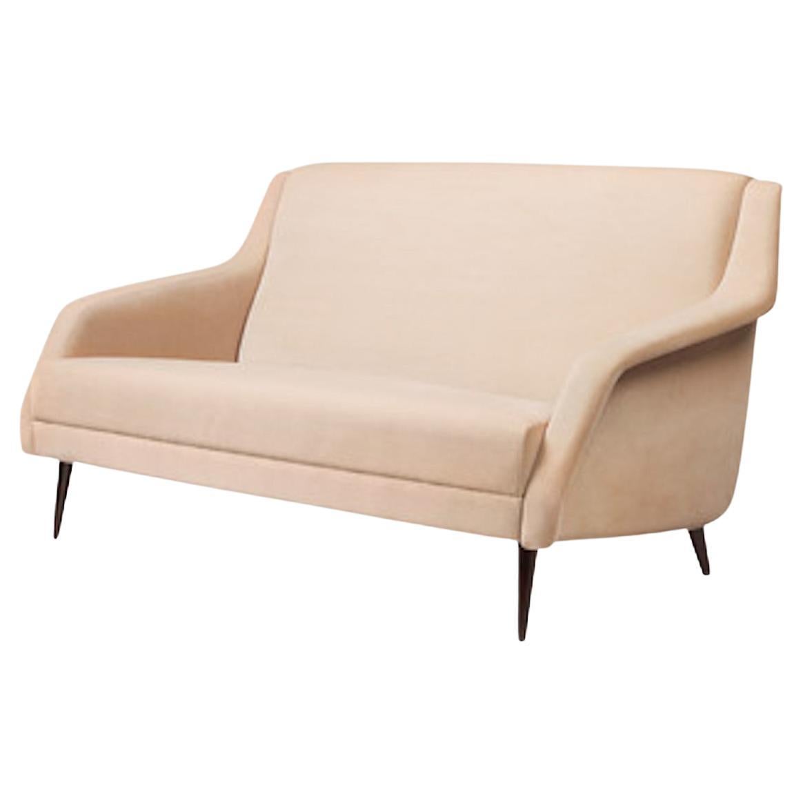 Der CDC.1 Lounge Chair wurde 1954 von Carlo De Carli entworfen und zeichnet sich durch den für die damalige Zeit typischen eleganten und minimalistischen Designstil aus. Der CDC.1 Lounge Chair trifft den Boden auf anmutige und schlanke Weise; seine