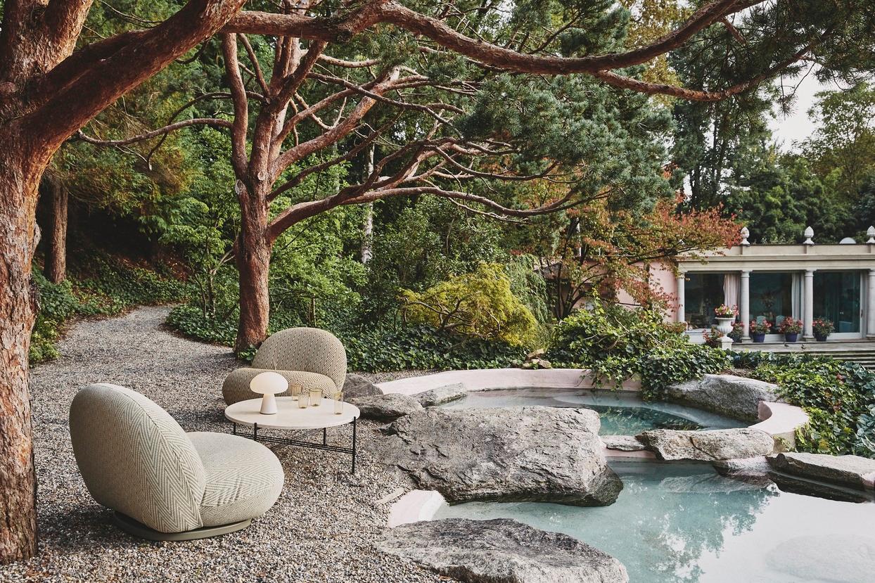 Le légendaire designer français Pierre Paulin a conçu la chaise longue Pacha en 1975. Paulin a conçu la chaise en harmonie avec l'évolution du style de design de son époque, remplaçant l'austérité du design d'après-guerre par une approche nouvelle