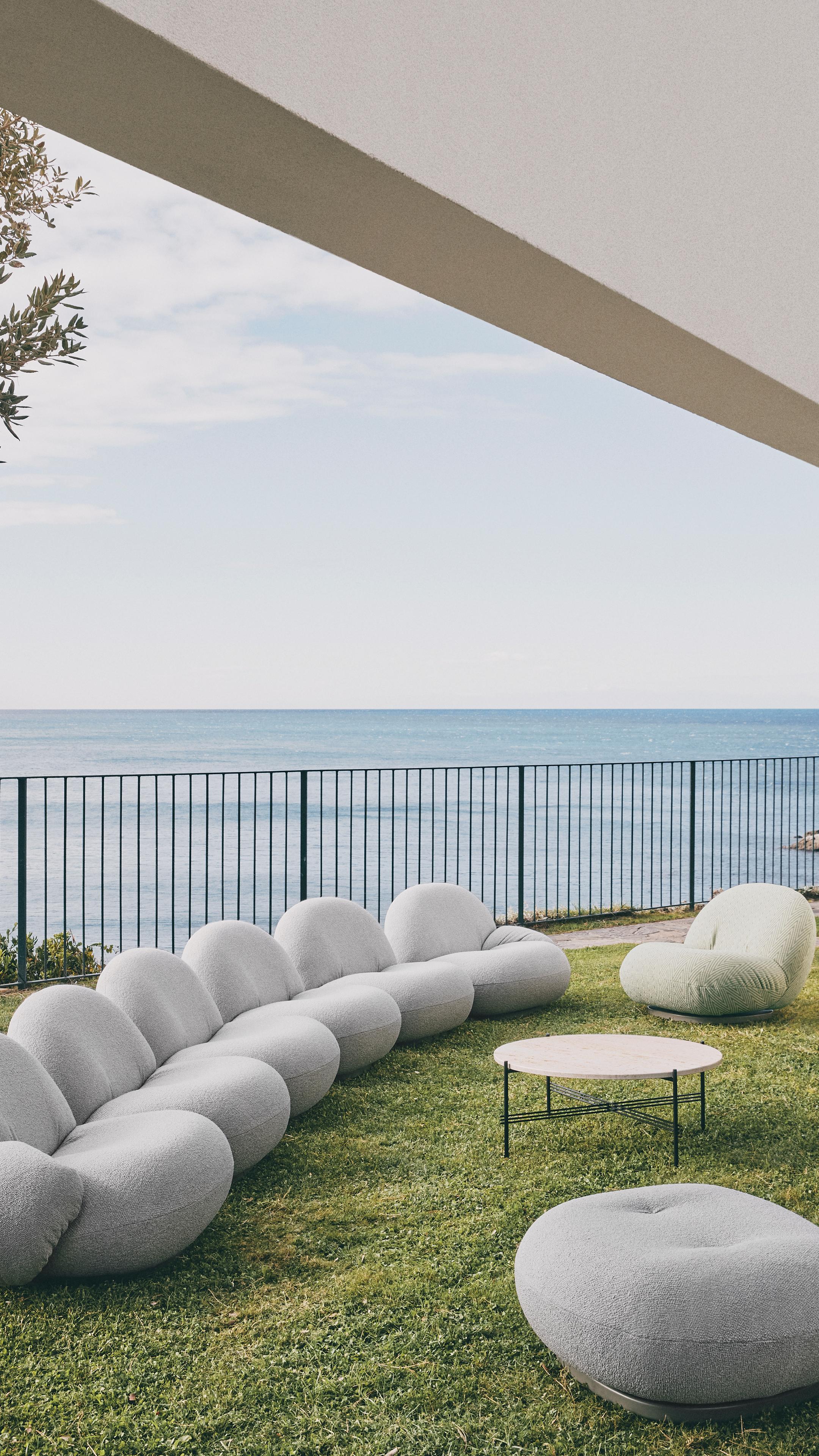 XXIe siècle et contemporain Fauteuil d'extérieur personnalisable Gubi Pacha, pivotant conçu par Pierre Paulin en vente