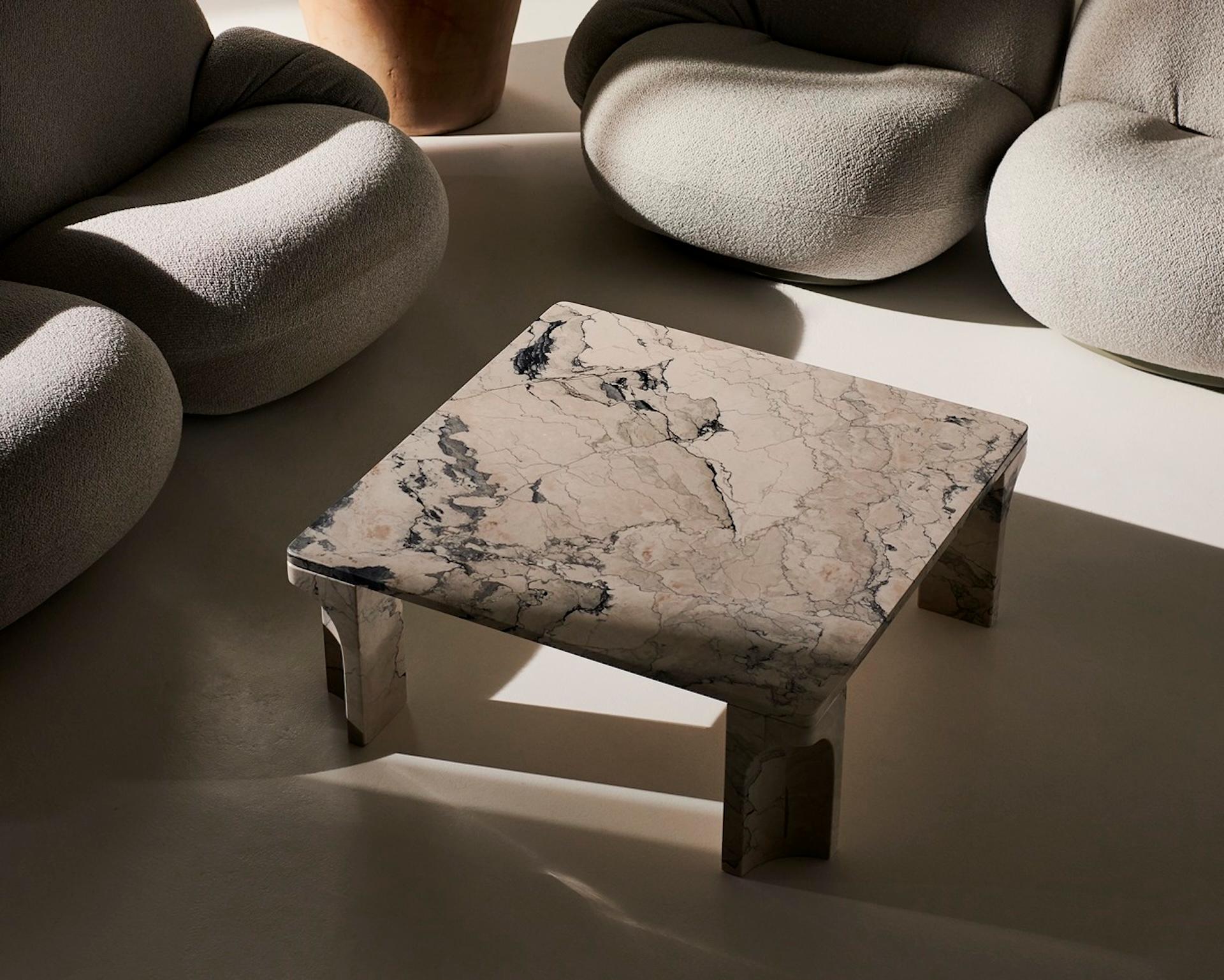 Mesa baja dórica de travertino Gubi personalizable de GamFratesi Siglo XXI y contemporáneo en venta