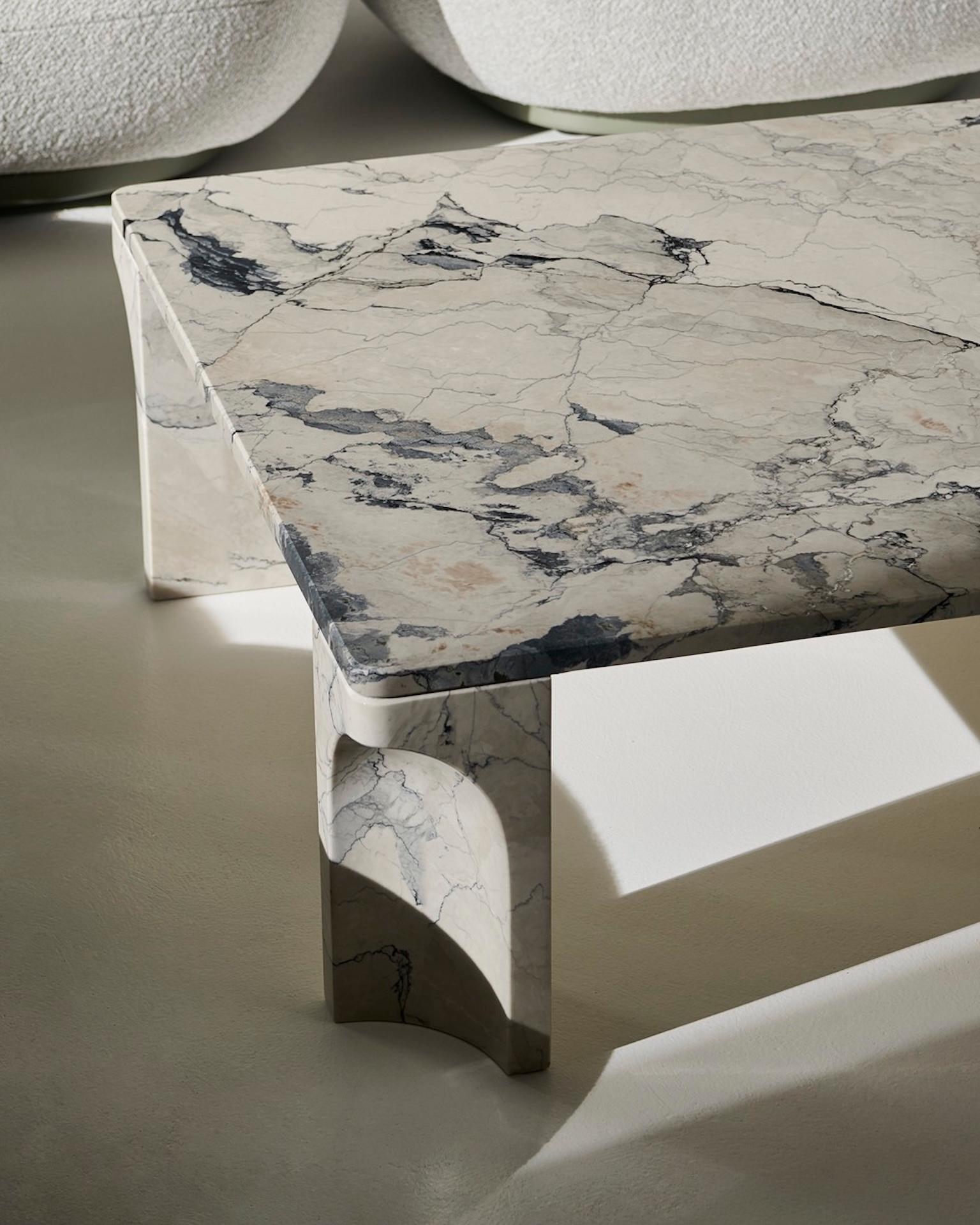 Mesa baja dórica de travertino Gubi personalizable de GamFratesi en venta 2