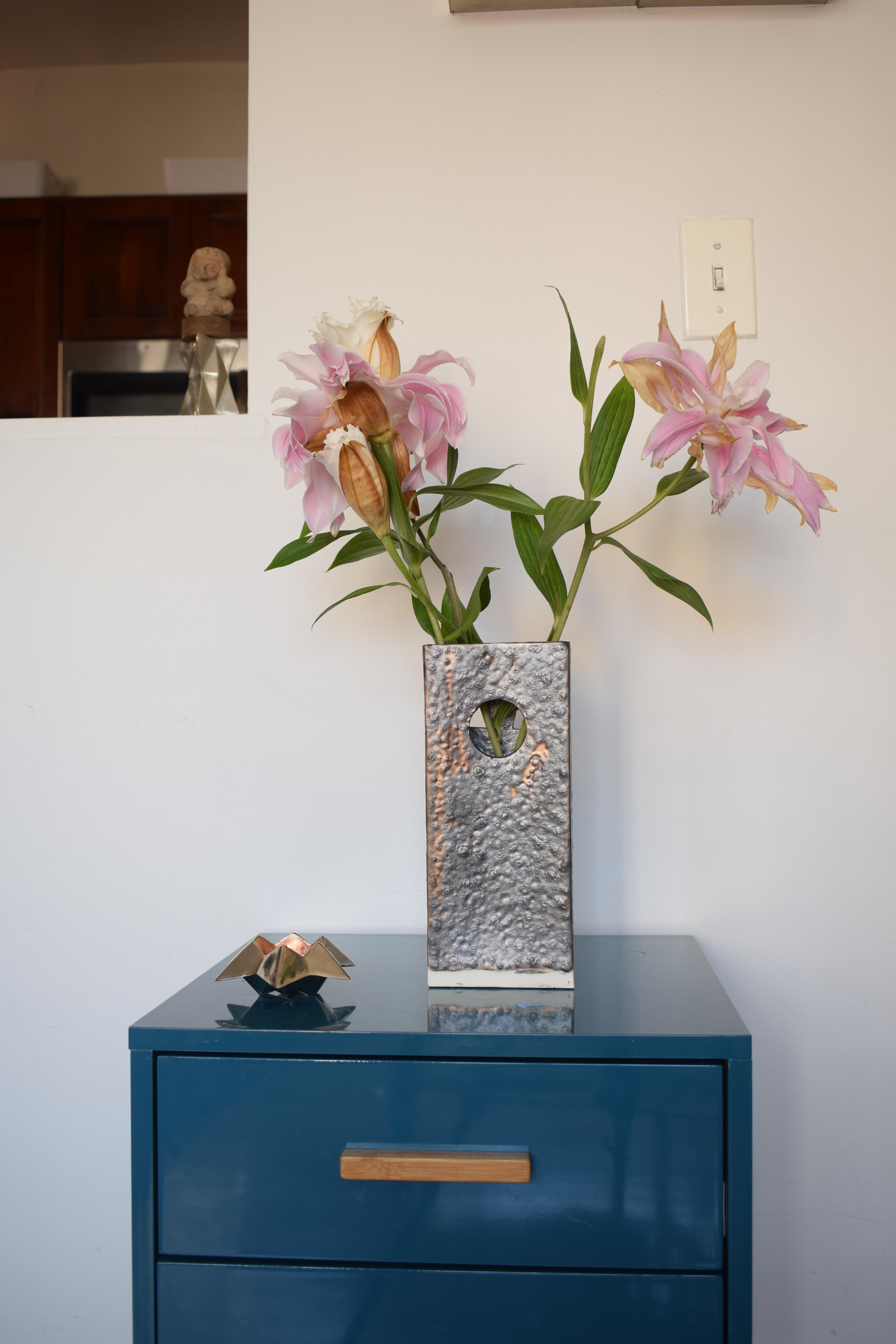 Customizable Hand-crafted Ceramic Vase (Eclipse) by James Hicks In New Condition For Sale In New York, NY