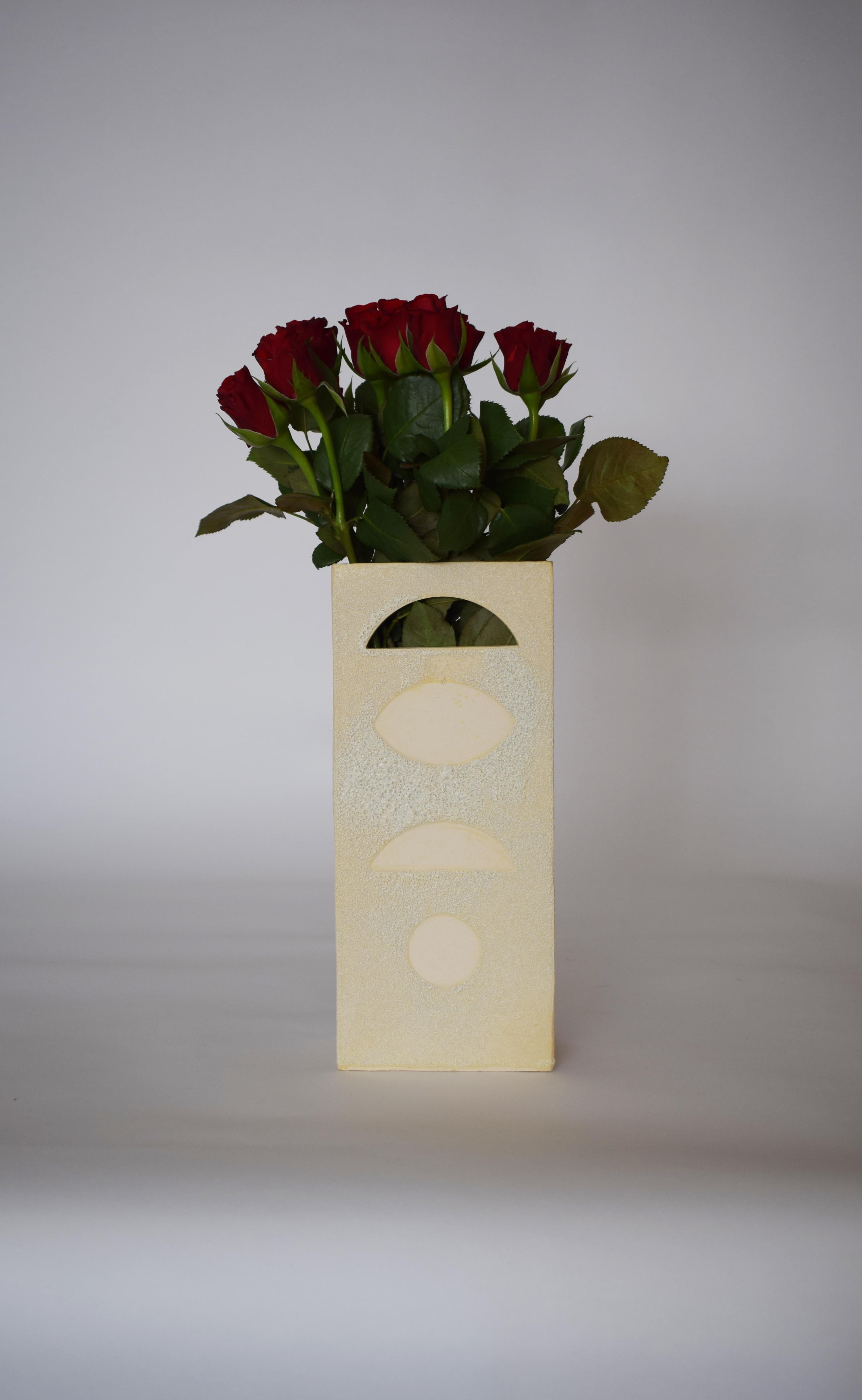 Ce vase en céramique émaillée méticuleusement travaillé est habilement réalisé à la main par James Hicks. Le design présente une forme de brique creuse rectangulaire moderne et élégante avec un motif de vitrage inspiré des éléments architecturaux