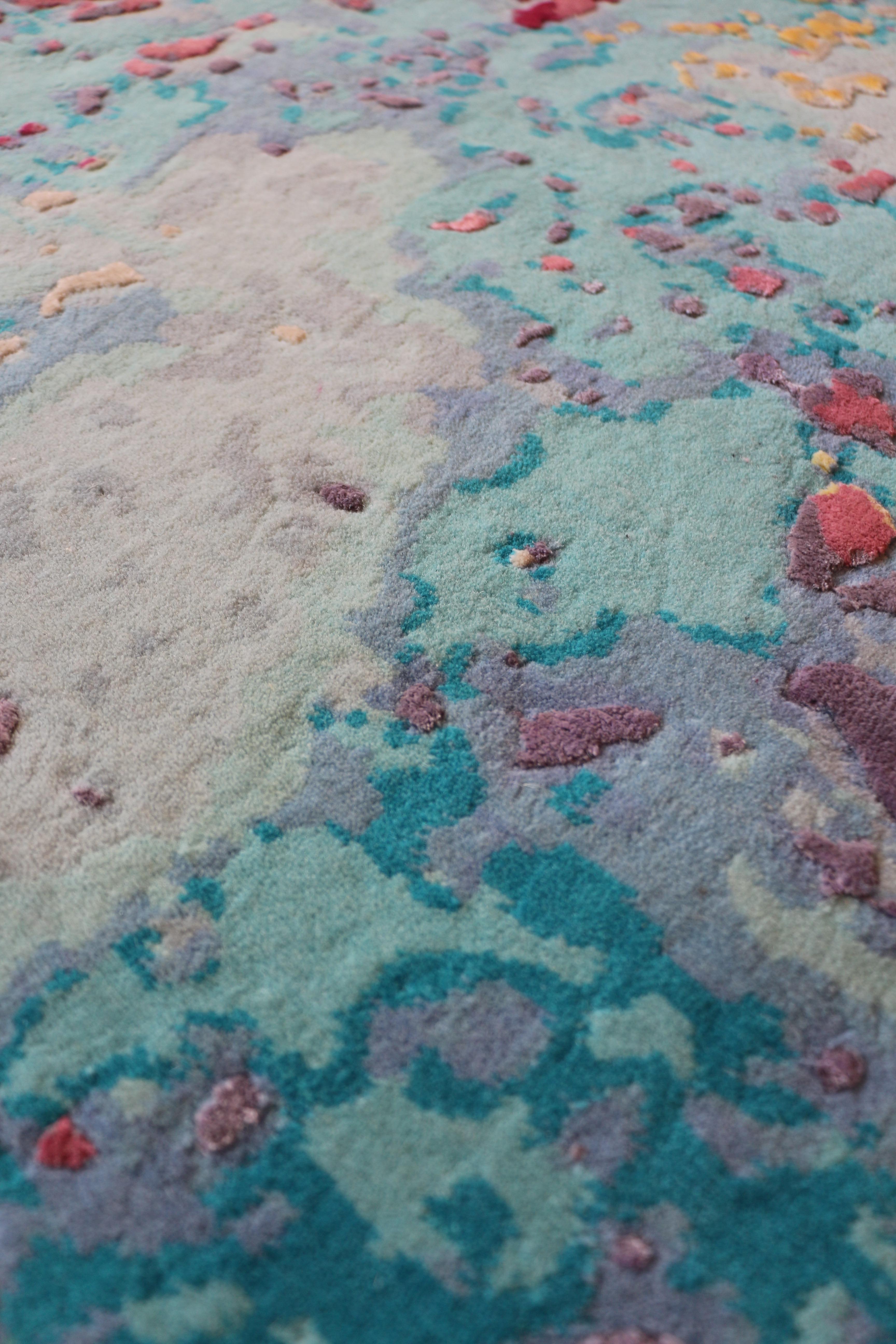 XXIe siècle et contemporain Tapis noué à la main personnalisable d'après Sabine Oecking, « Joe & Life 11 », bleu en vente
