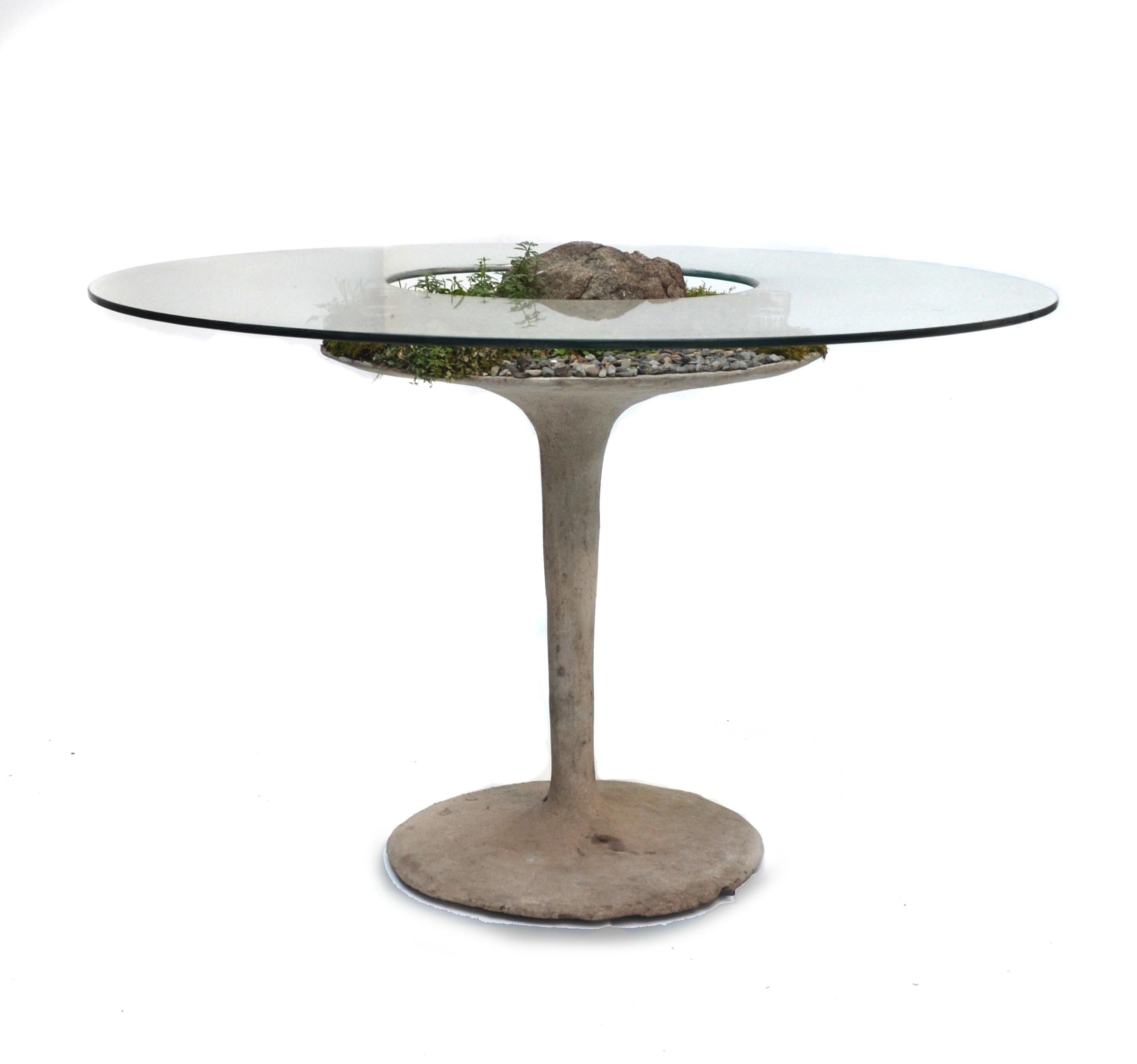 Eero-Tisch aus Beton von OPIARY (D54, H30
