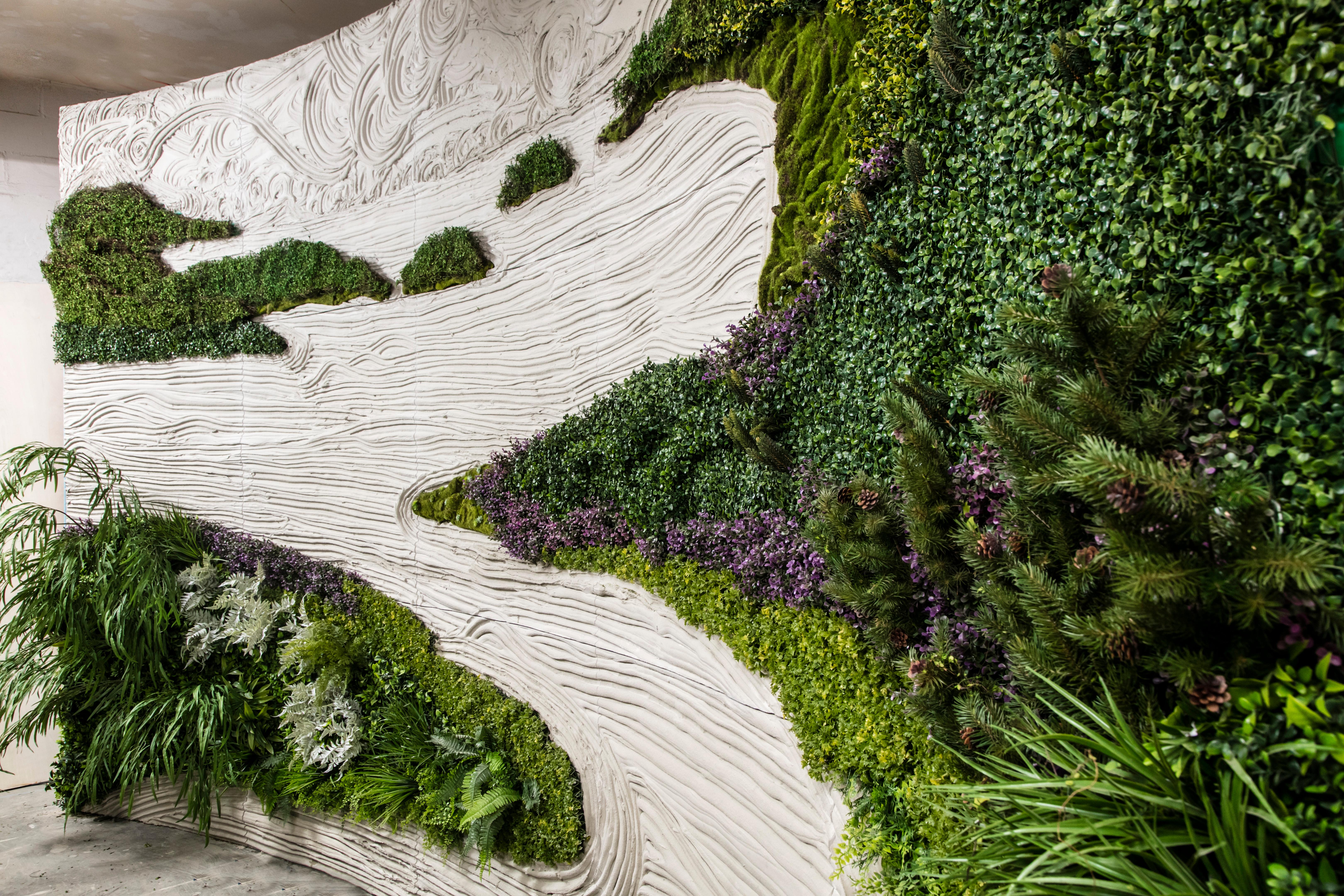 Ce mur vert s'inspire de la logique de conception du monde naturel et des jardins zen traditionnels japonais. Chaque mur personnalisé est disponible avec des plantes en soie vivantes ou artificielles. Les murs vivants sont réalisés avec des systèmes