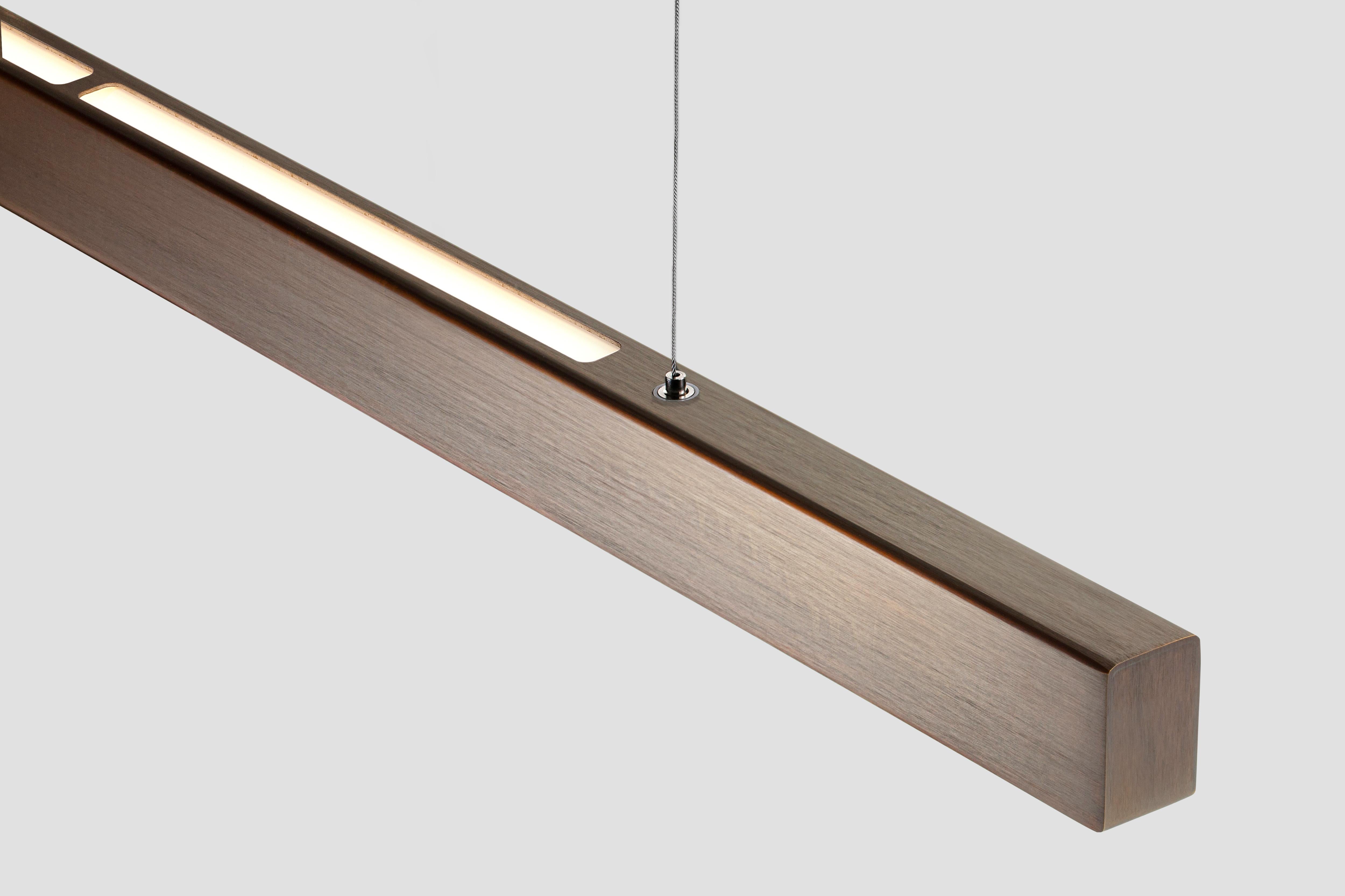 Lampada a sospensione orizzontale personalizzabile 'I-Model Cordless' in ottone brunito, 100 di Anour

Dimensioni:
- L. 100 x H. 5,3 x L. 3,5 cm

Dettagli tecnici:
- 240V / 120V (disponibile con Switchex) 
- Illuminazione LED
- Potenza: 30 W
-