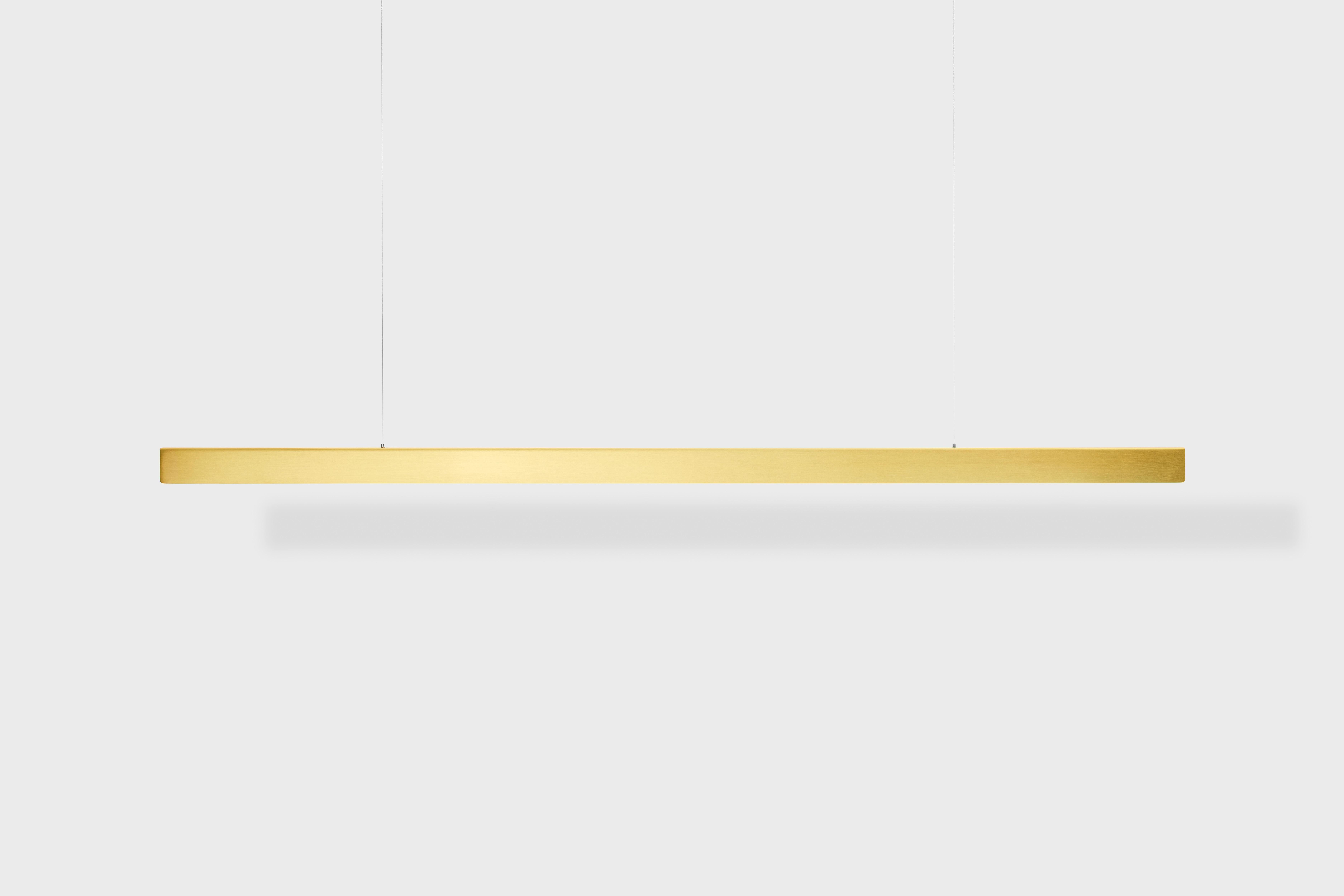 Lampe pendante horizontale personnalisable 'I-Model Cordless' laiton brossé, 100 par Anour

Dimensions :
- L. 100 x H. 5,3 x L. 3,5 cm

Détails techniques :
- 240V / 120V (disponible avec Switchex) 
- LED d'éclairage
- Puissance : 30 W
- Rendement