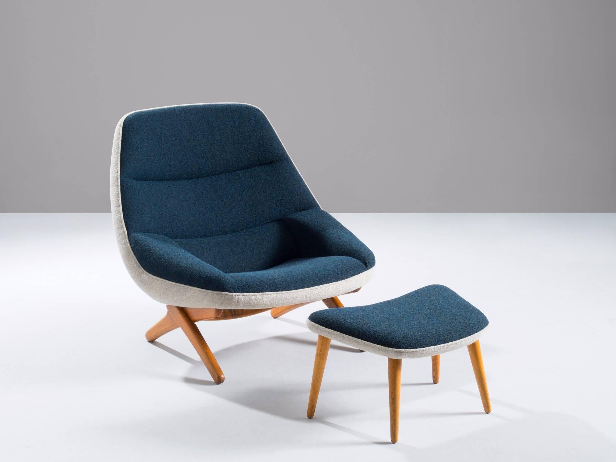 Illum Wikkelsø, to be reupholstered lounge chair and ottoman in fabric and oak, Denmark, 1960s.

This ML 91 model lounge chair was designed by Illum Wikkelsø and manufactured by Mikael Laursen in Denmark in the 1960s. This lounge set is both