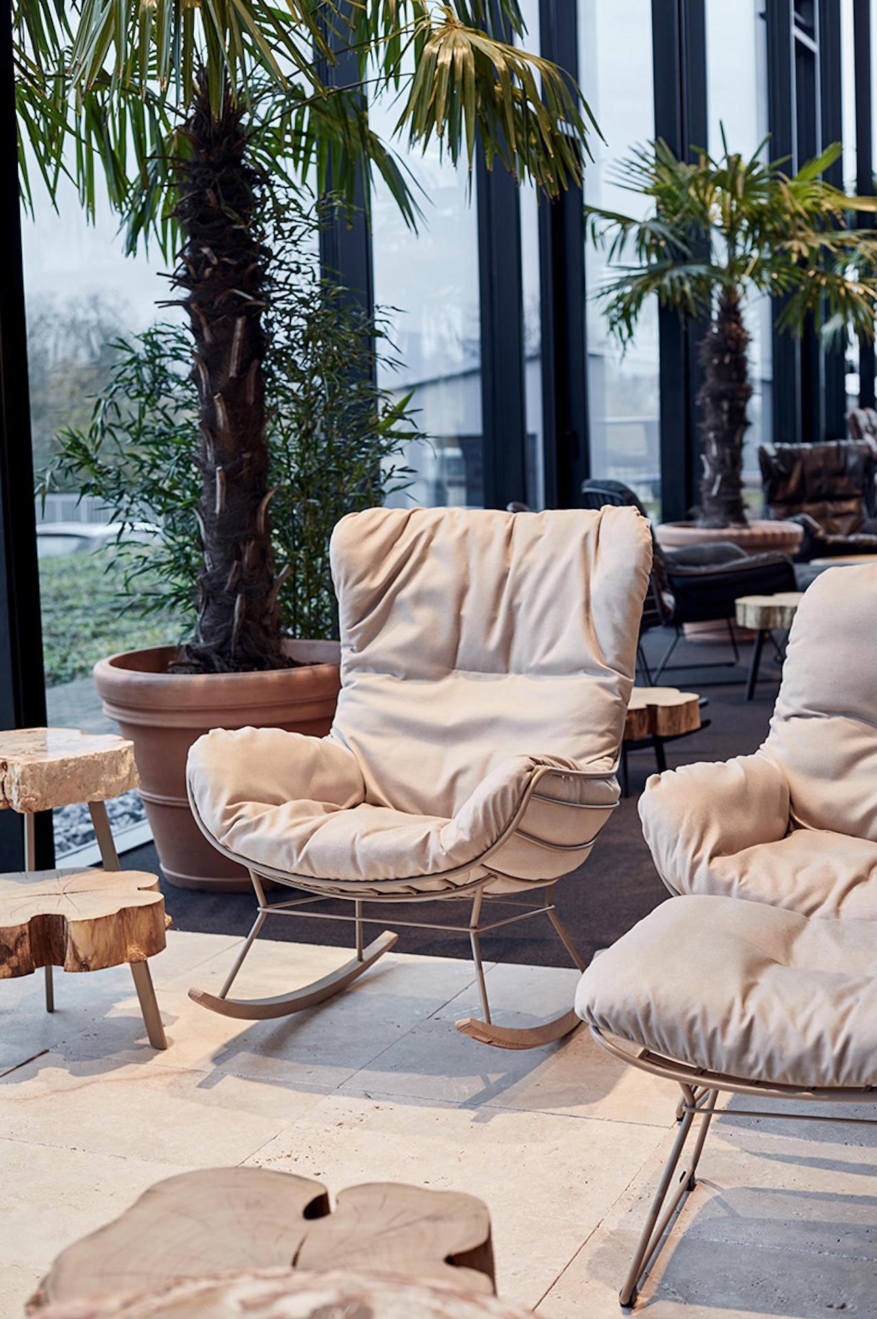 Anpassbarer In- oder Outdoor Freifrau Leyasol Schaukelstuhl von Hoffmann Kahleyss im Zustand „Neu“ im Angebot in New York, NY