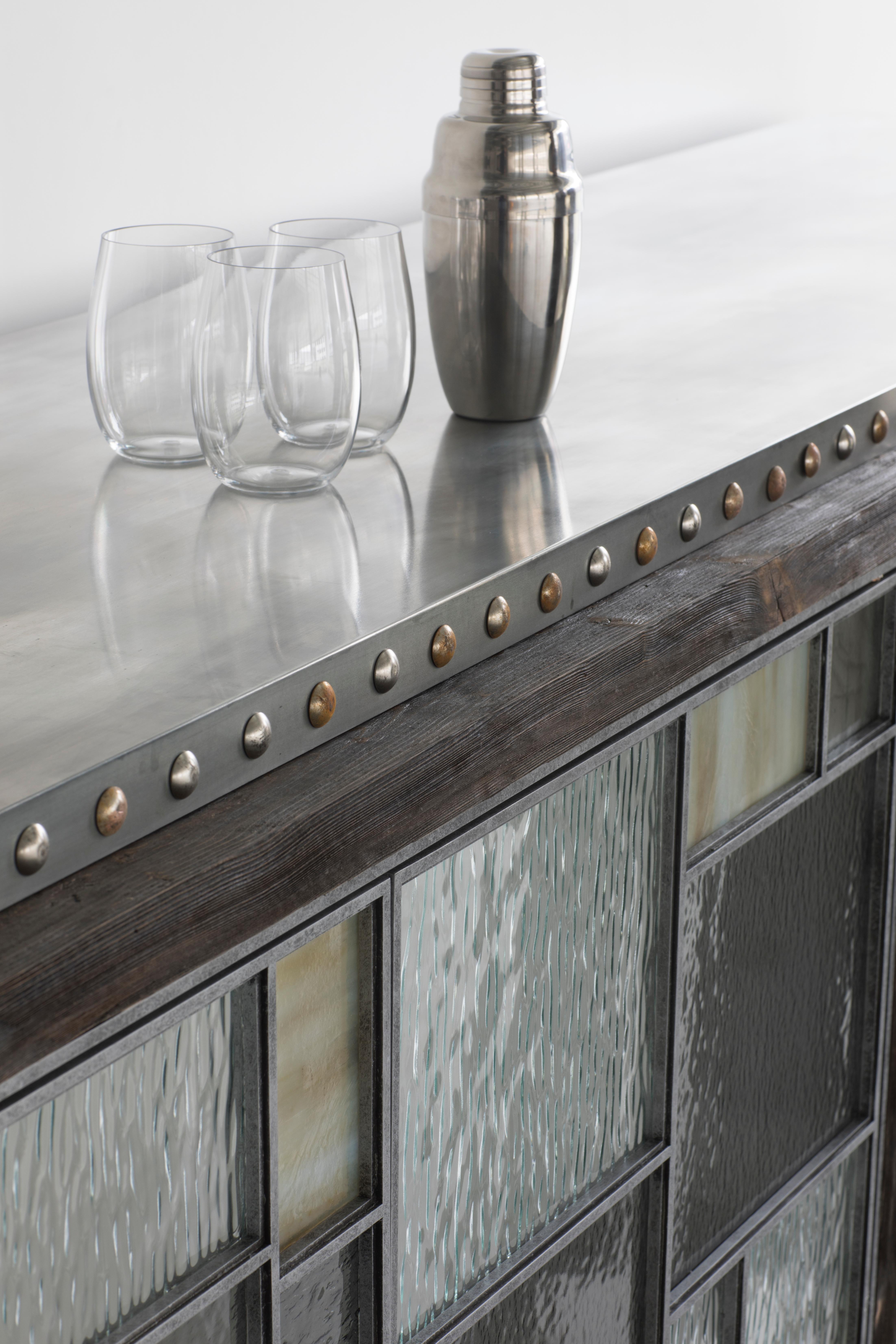 Americano Buffet industriale moderno in vetro misto con metallo forgiato di Ercole Home in vendita