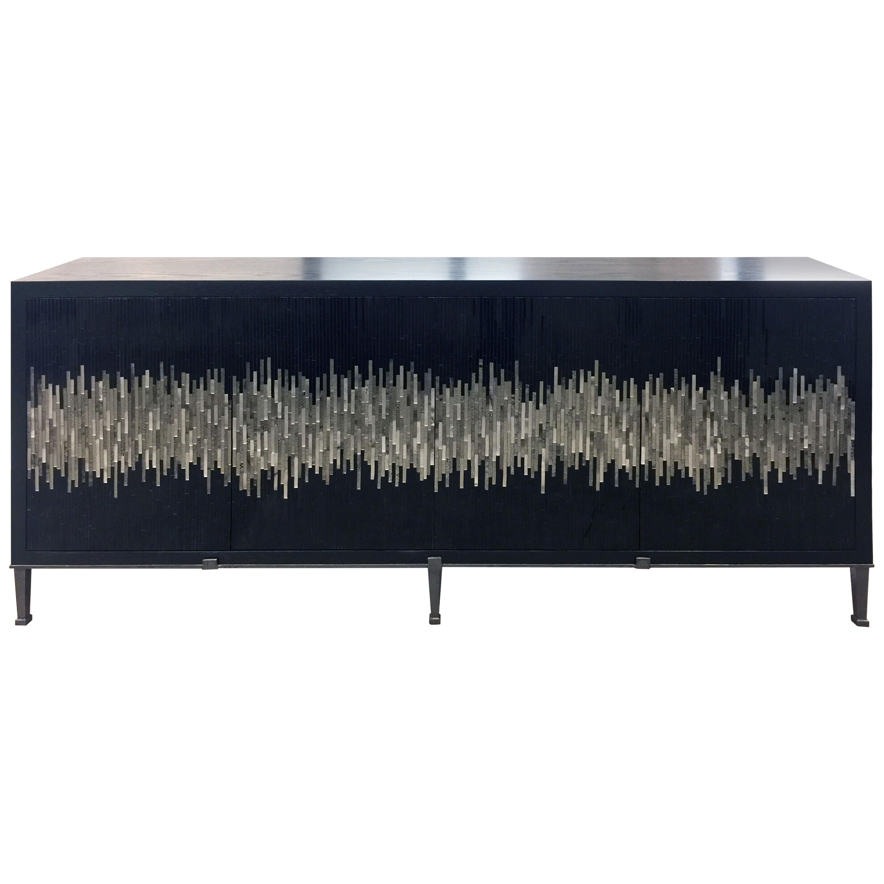 Buffet industriel en mosaïque de verre de vague noir/argenté et chêne wengé par Ercole Home en vente