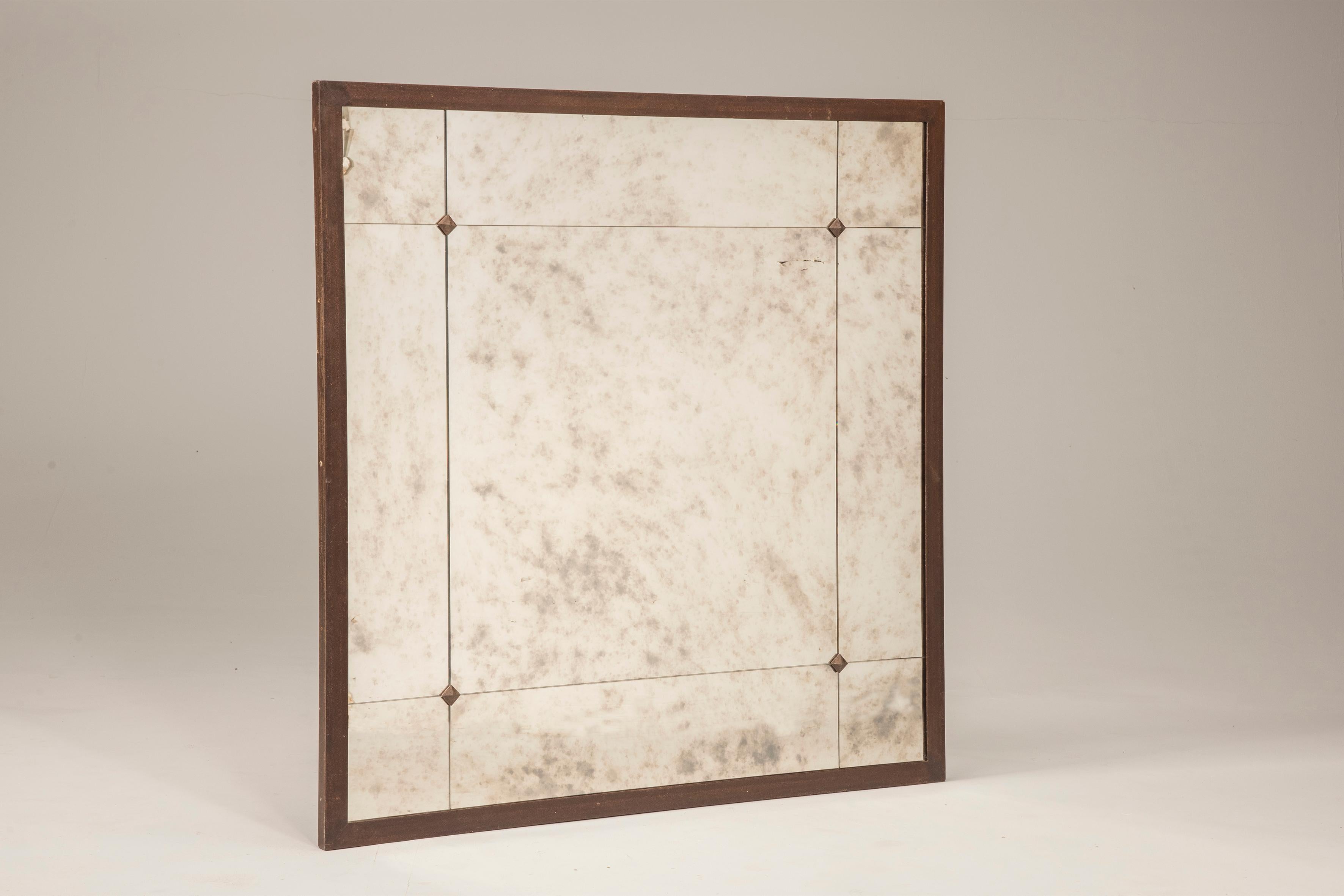 Individuell gestaltbarer quadratischer Spiegel im industriellen Stil mit rostigem Eisenrahmen und gealtertem Glas und Nieten im Used-Look. Hier 140 x 140 cm, 55