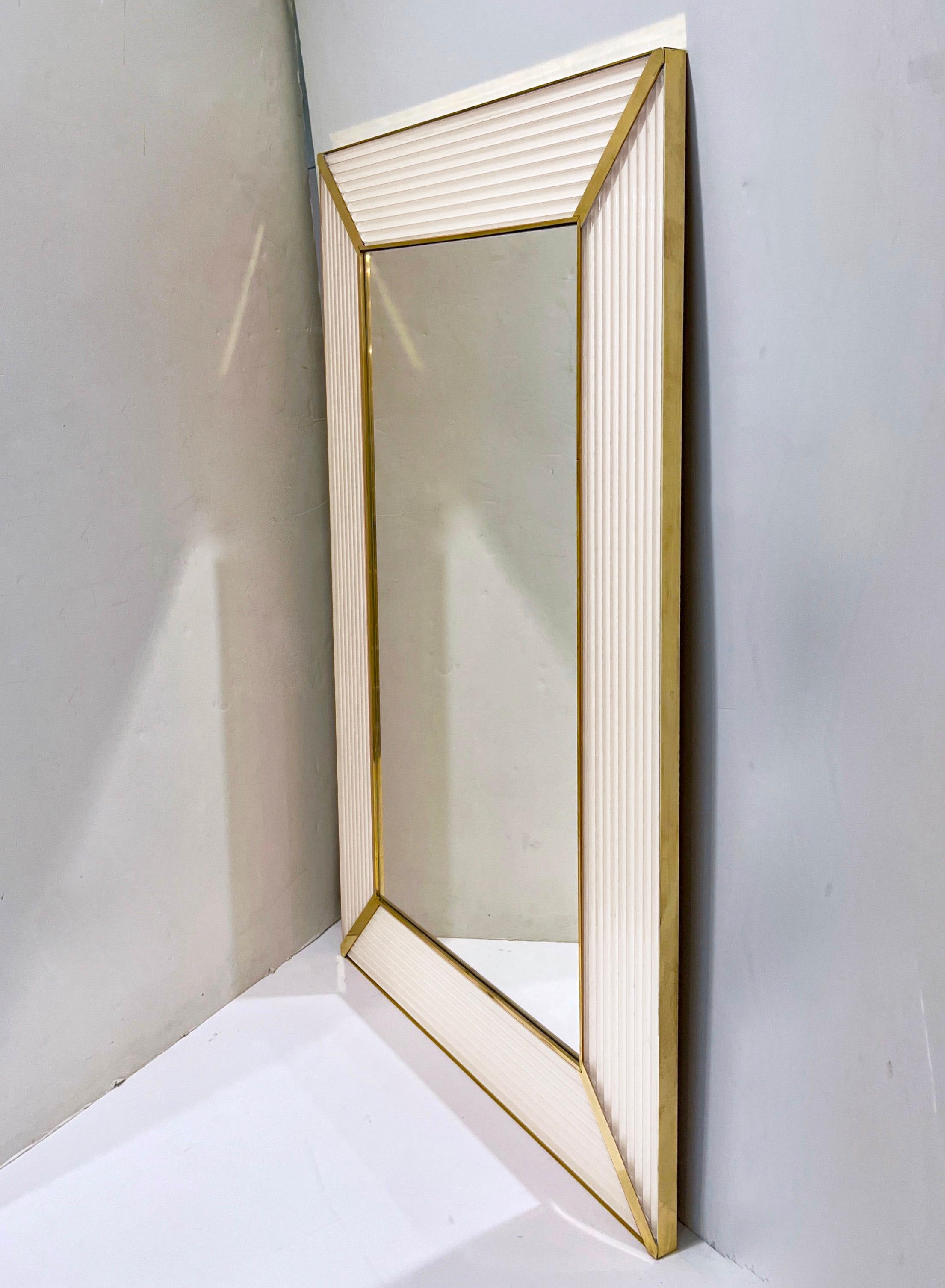 XXIe siècle et contemporain Contemporary Italian Art Deco Design Iridescent White Murano Glass Brass Mirror (miroir en laiton) en vente