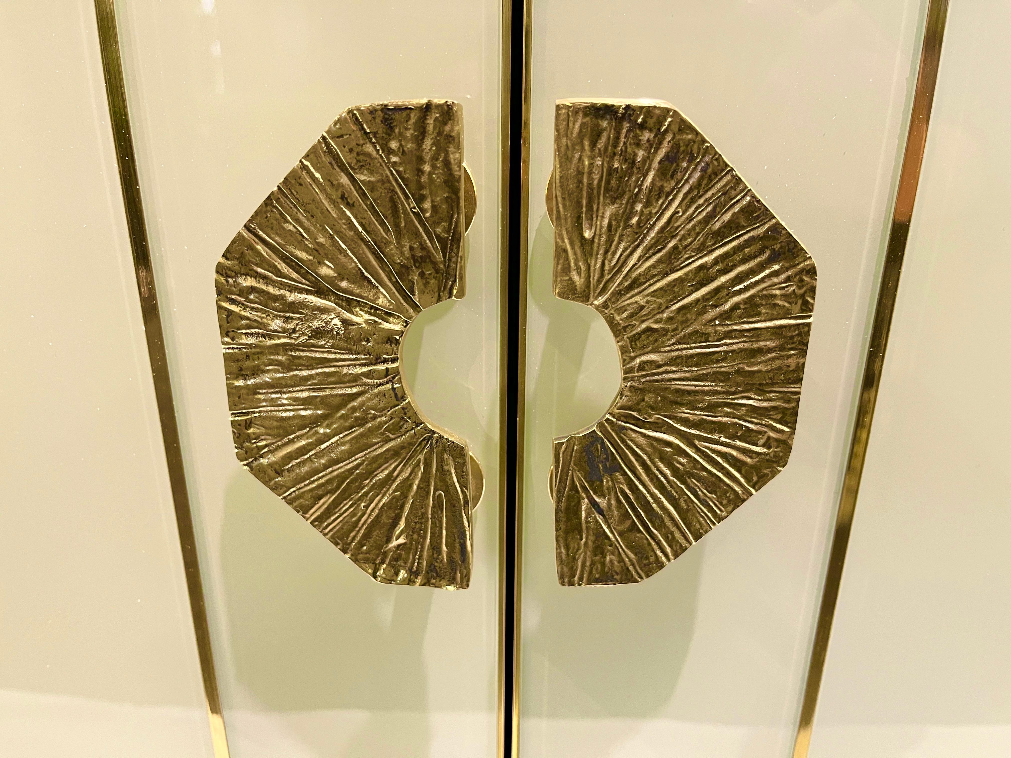 Armario Moderno Personalizable Estilo Art Decó Italiano Marfil Blanco Cristal Latón en venta 8