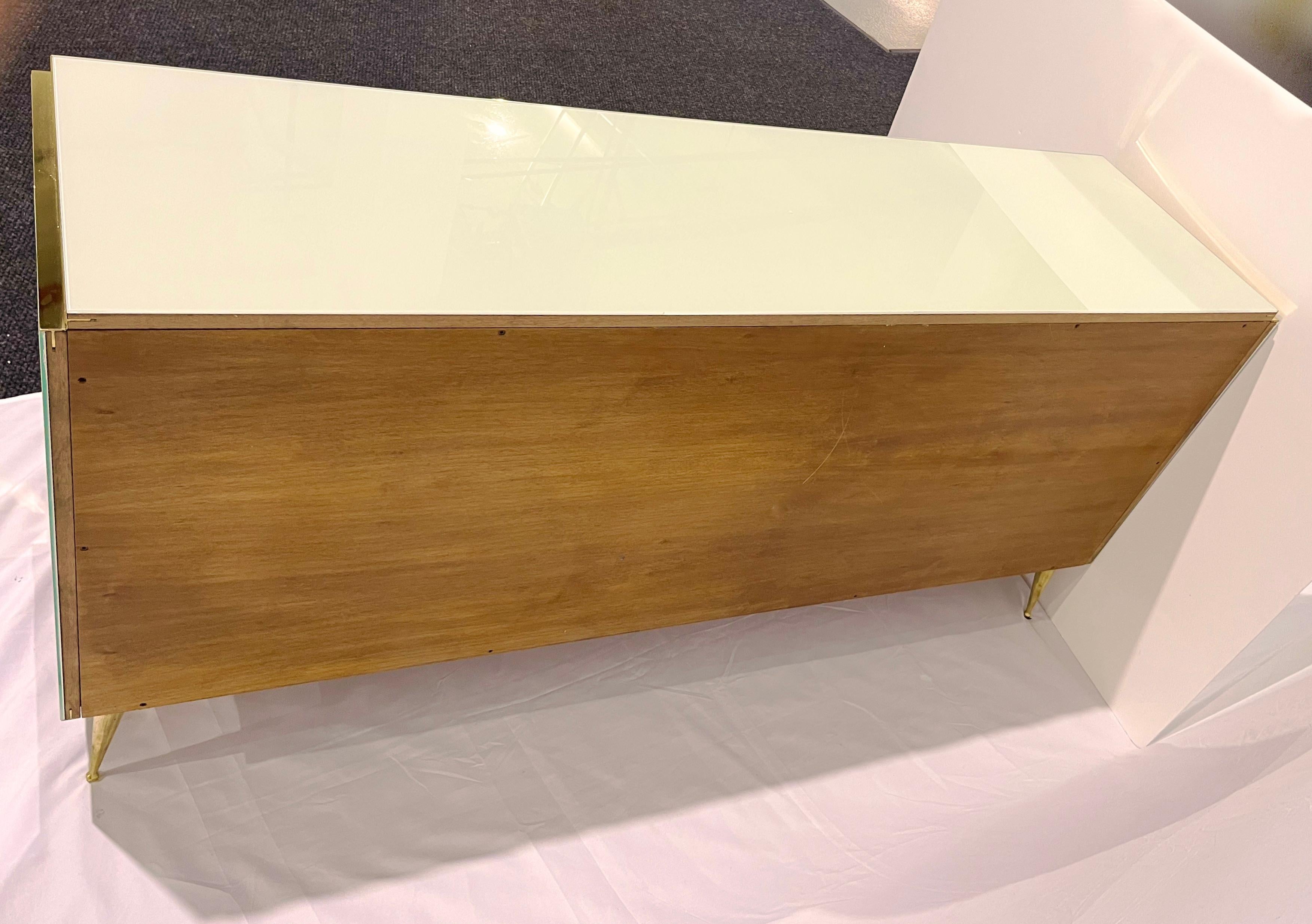 Armario Moderno Personalizable Estilo Art Decó Italiano Marfil Blanco Cristal Latón en venta 2