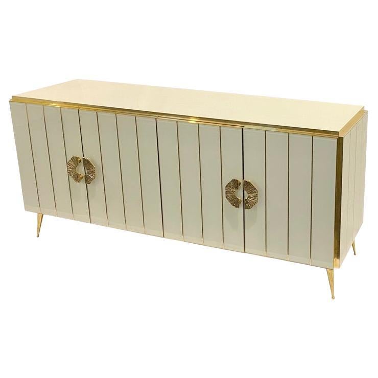 Consola/armario de 4 puertas personalizable a medida, fabricado totalmente a mano en Italia con un elegante estilo Art Decó y el glamour de la Regencia de Hollywood, el marco decorado con cristal artístico en un elegante crema marfil, rayado con