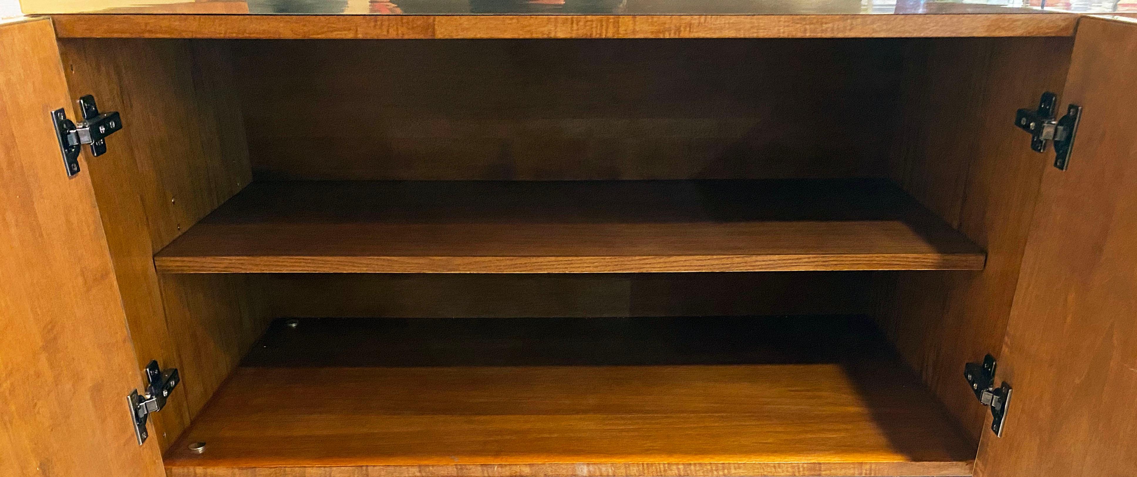 Individuell anpassbarer italienischer rosa, grau, blau, schwarz, geometrischer postmoderner Schrank/Schrank (Messing)